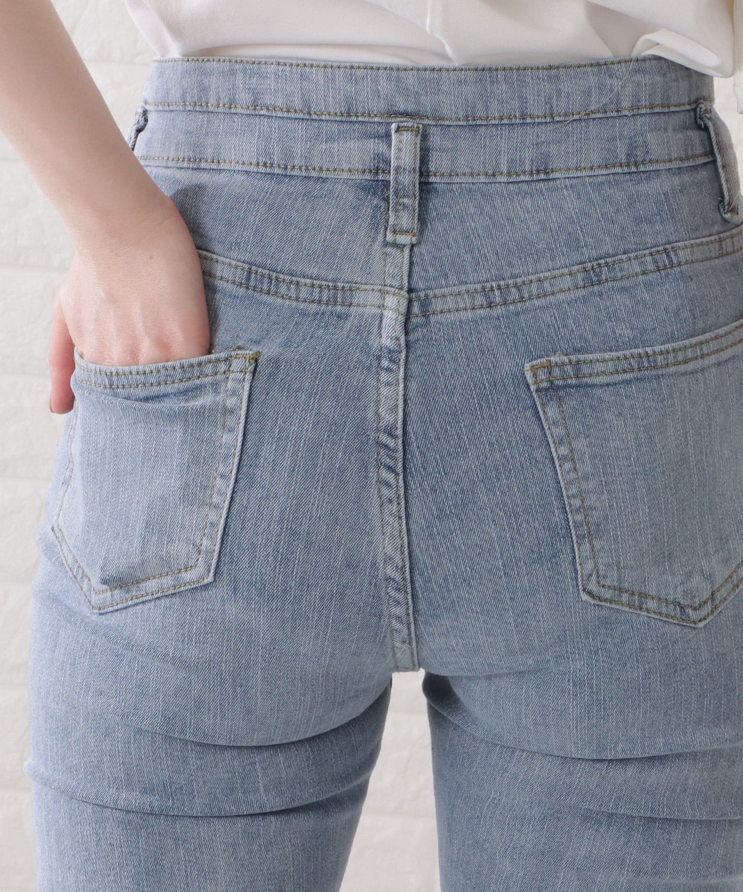 センタースリット入りステッチデニムパンツ