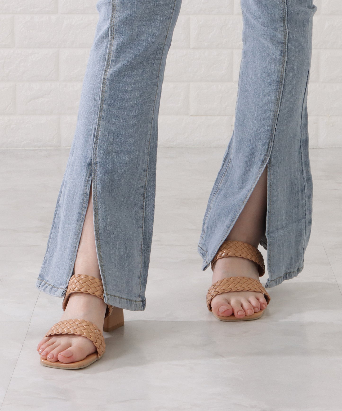 センタースリット入りステッチデニムパンツ