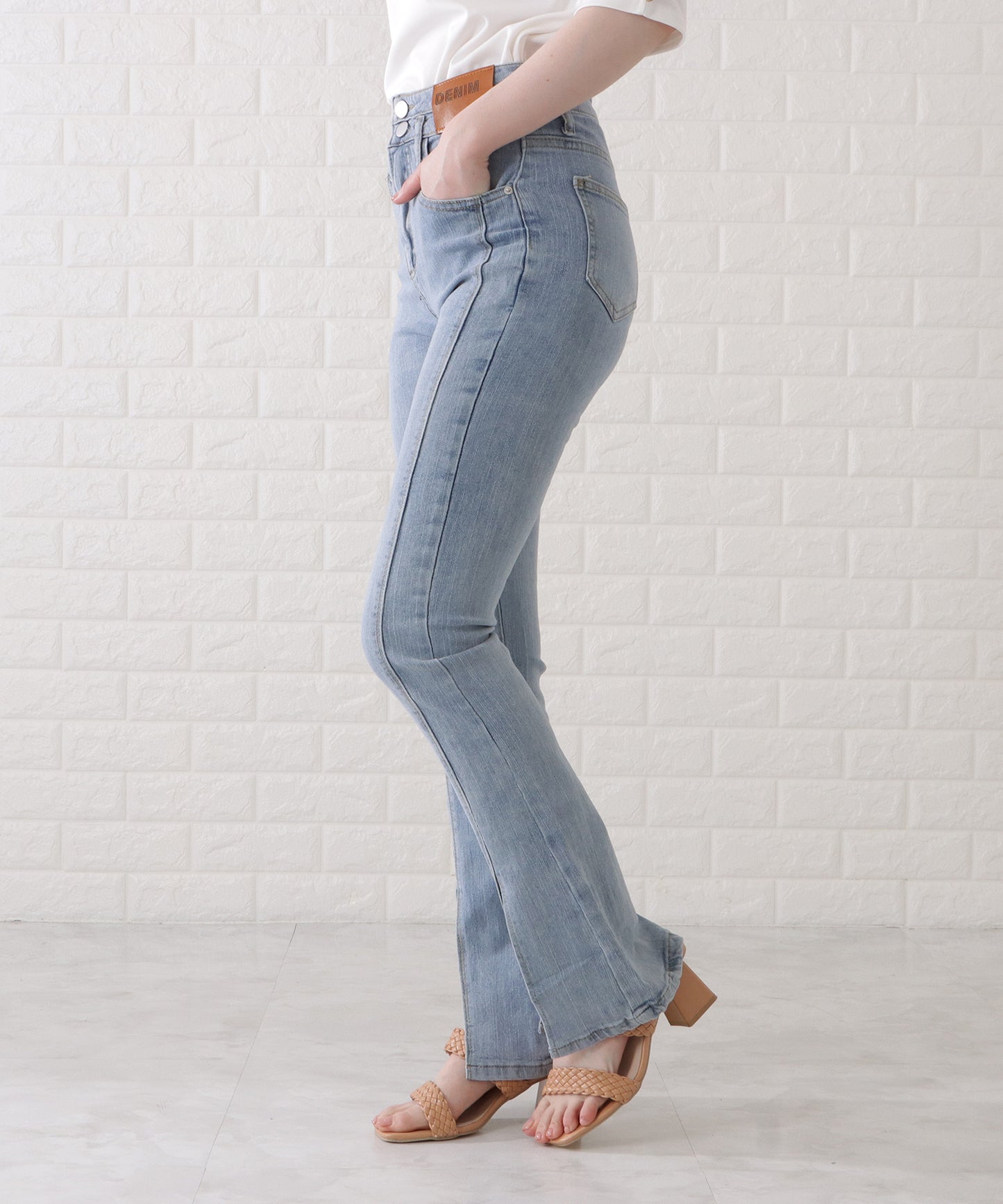 センタースリット入りステッチデニムパンツ