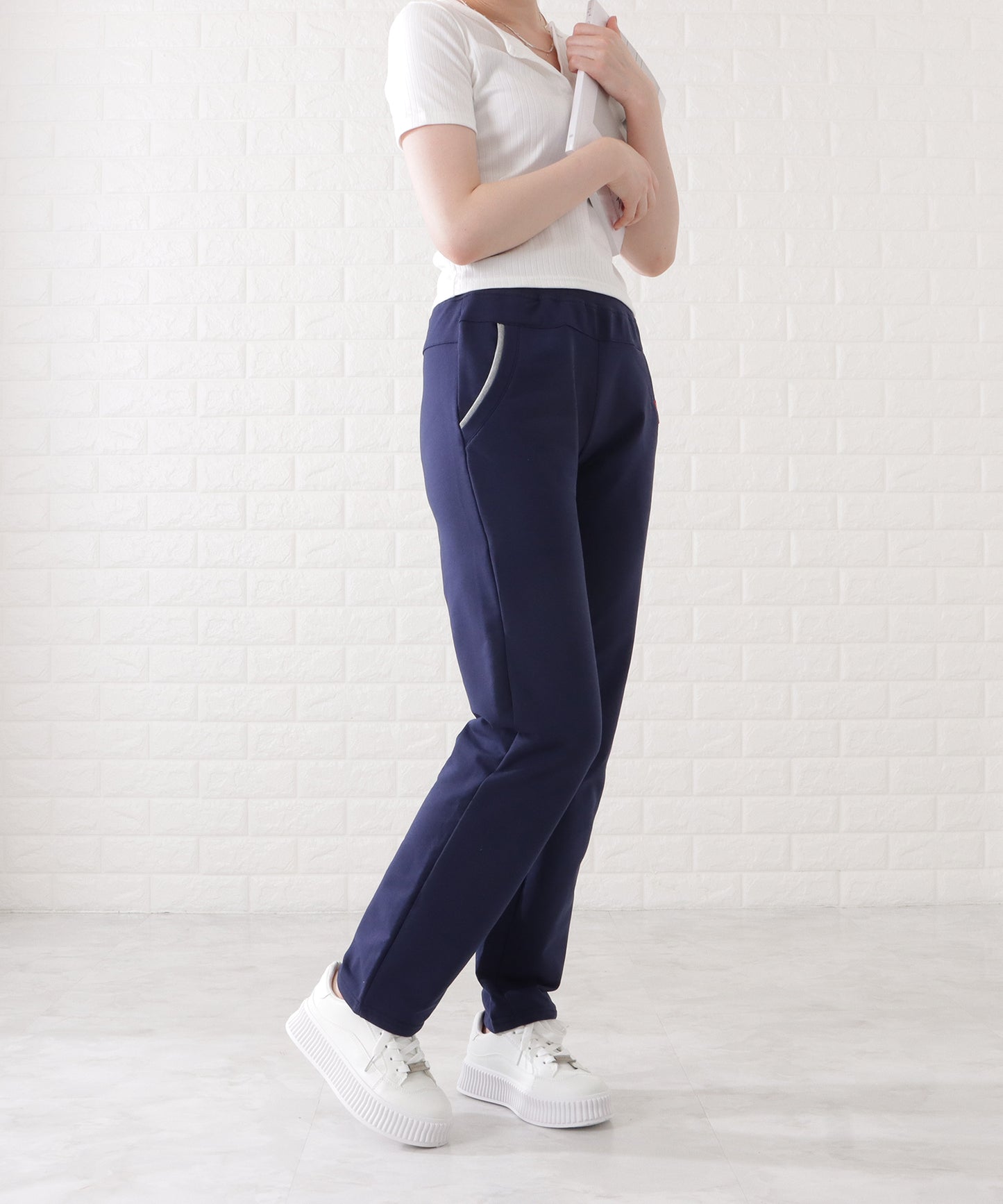 配色ライン入りストレートスウェットパンツ