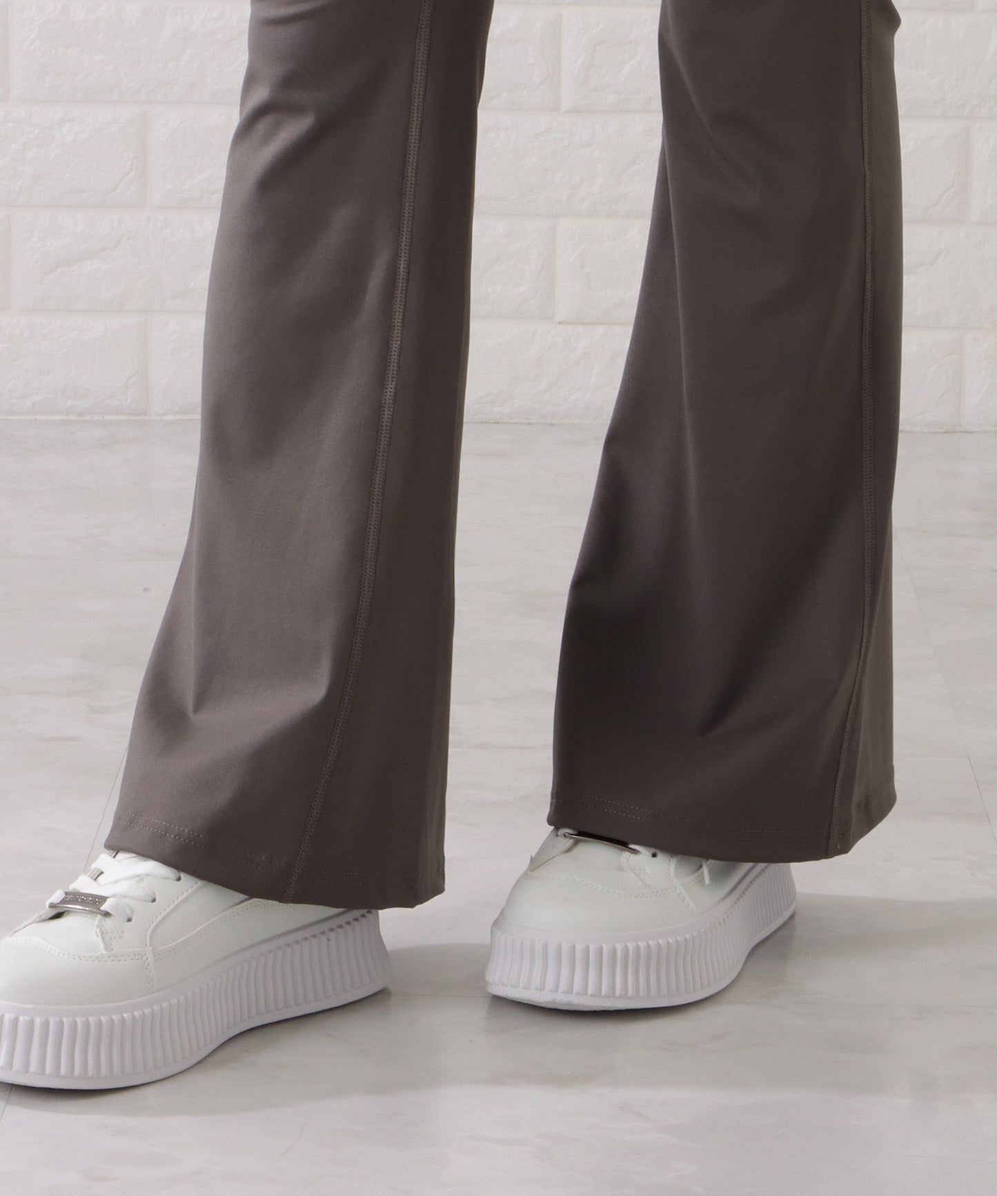 美シルエットシンプルスリムフレアパンツ