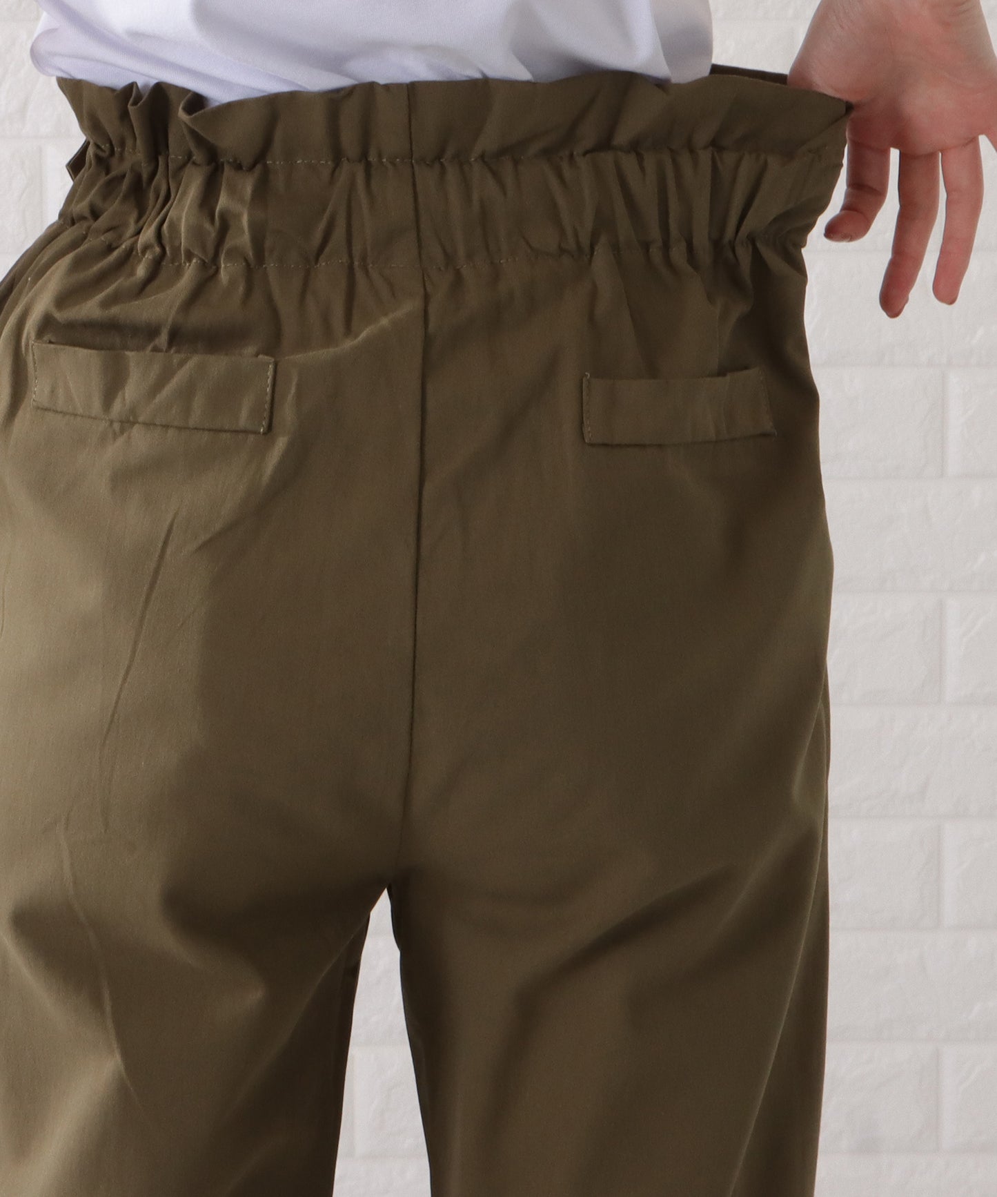 ハイウエストベルト付きクロップドパンツ