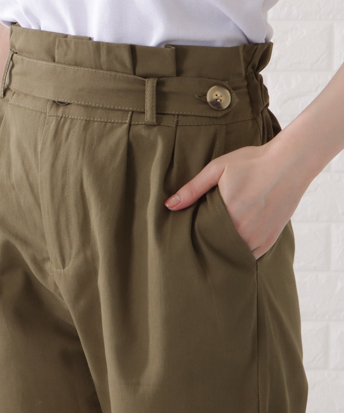 ハイウエストベルト付きクロップドパンツ