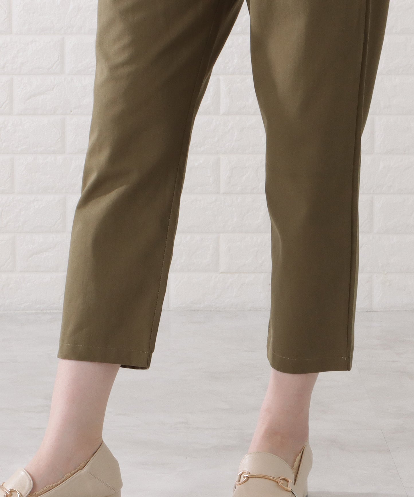 ハイウエストベルト付きクロップドパンツ