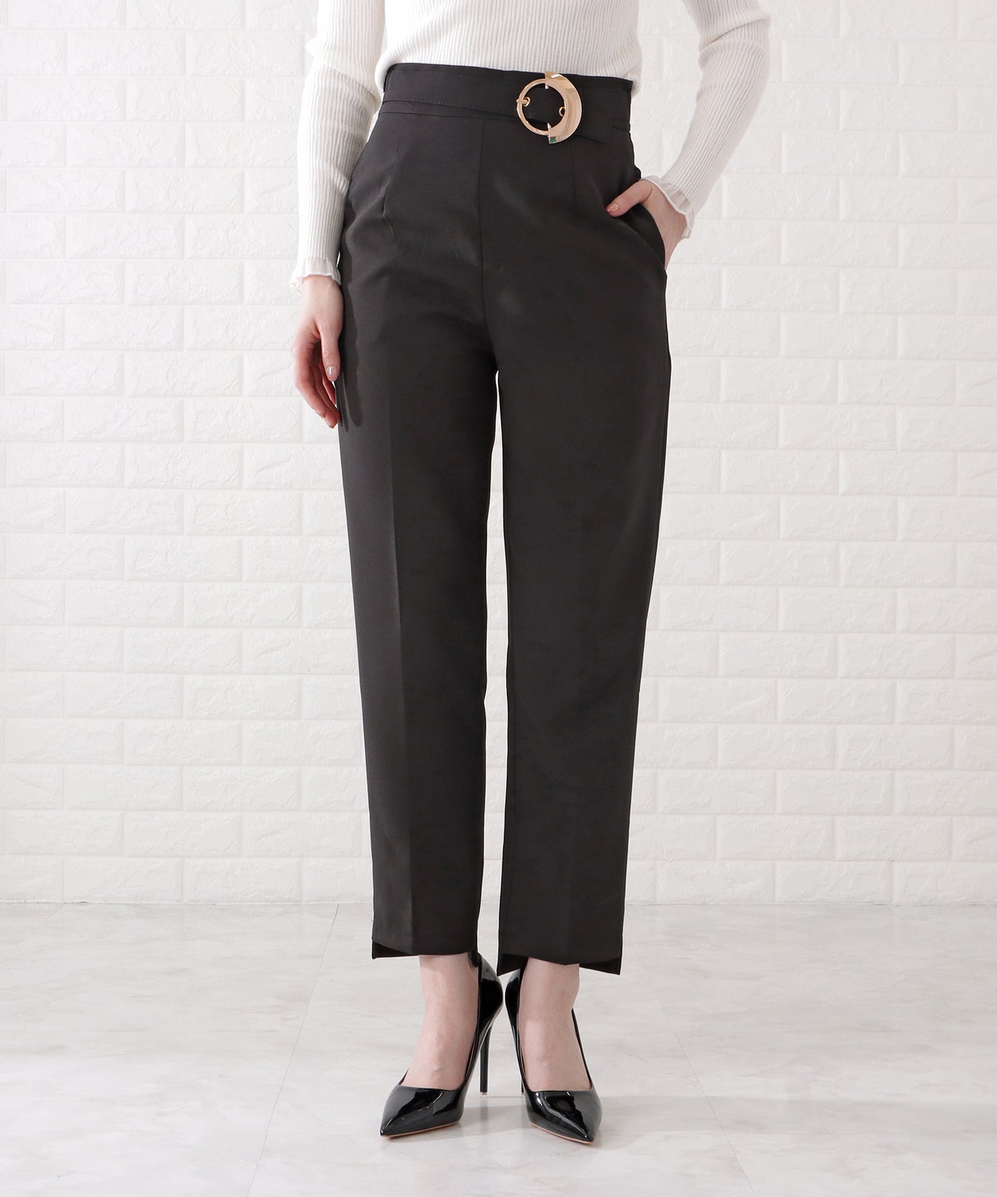 リングバックル付きタックストレートパンツ