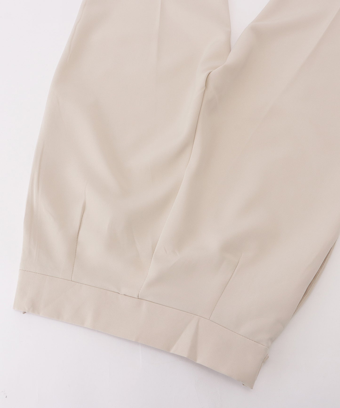 リングバックル付きタックストレートパンツ