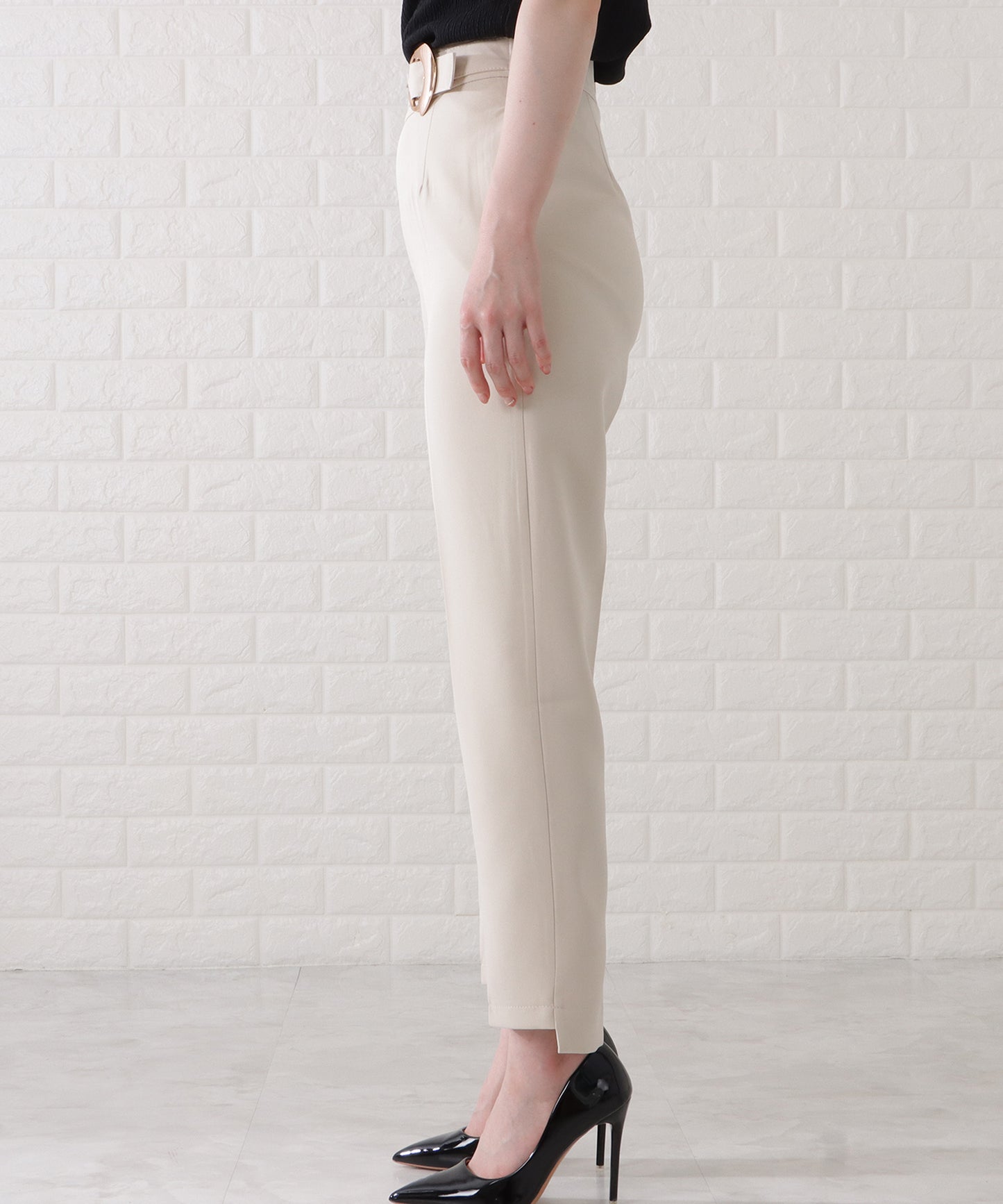 リングバックル付きタックストレートパンツ