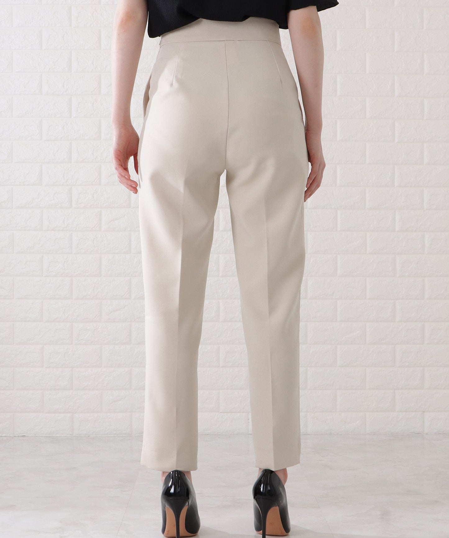 リングバックル付きタックストレートパンツ