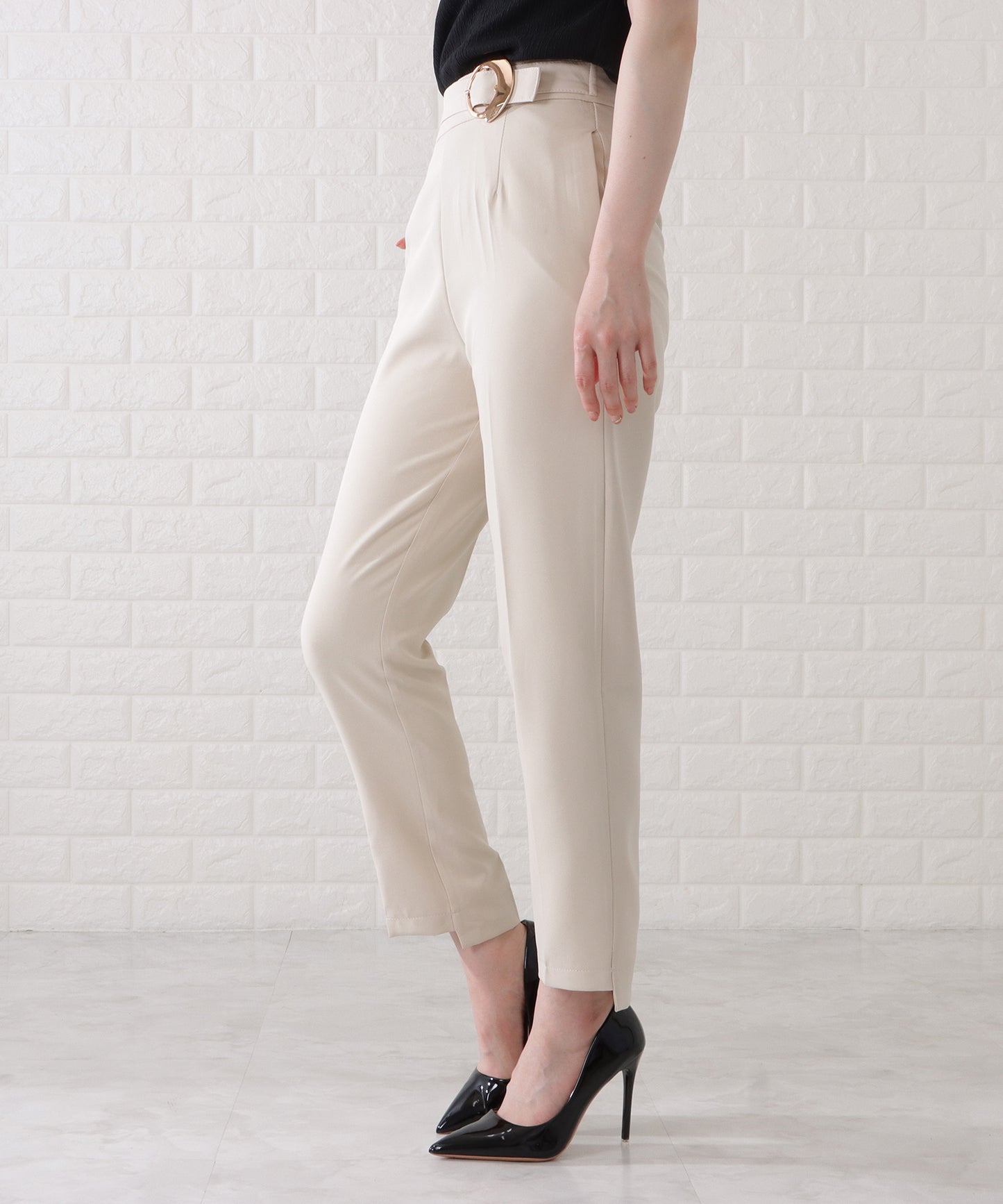 リングバックル付きタックストレートパンツ