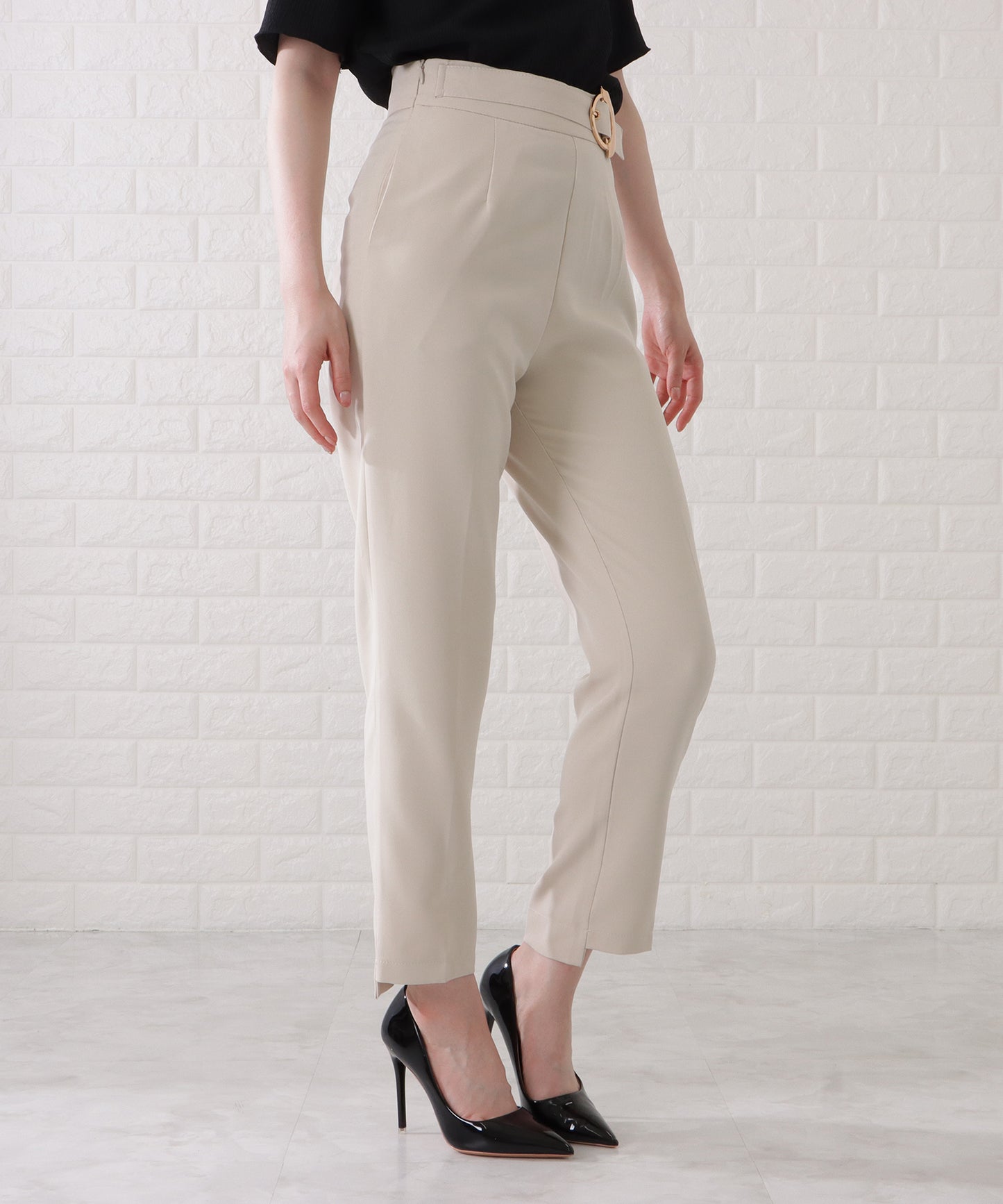 リングバックル付きタックストレートパンツ