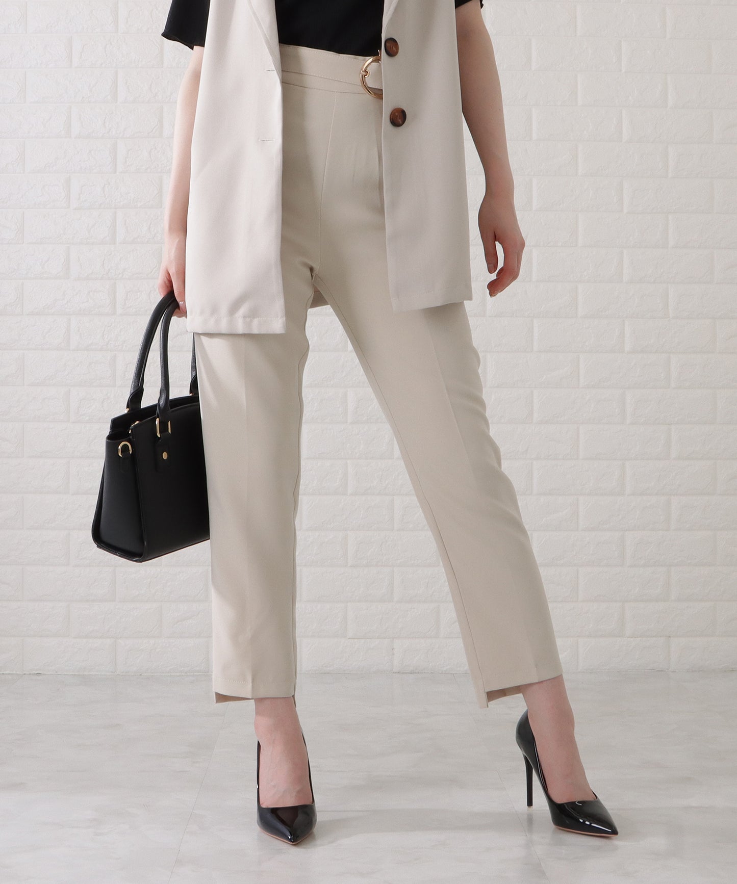 リングバックル付きタックストレートパンツ