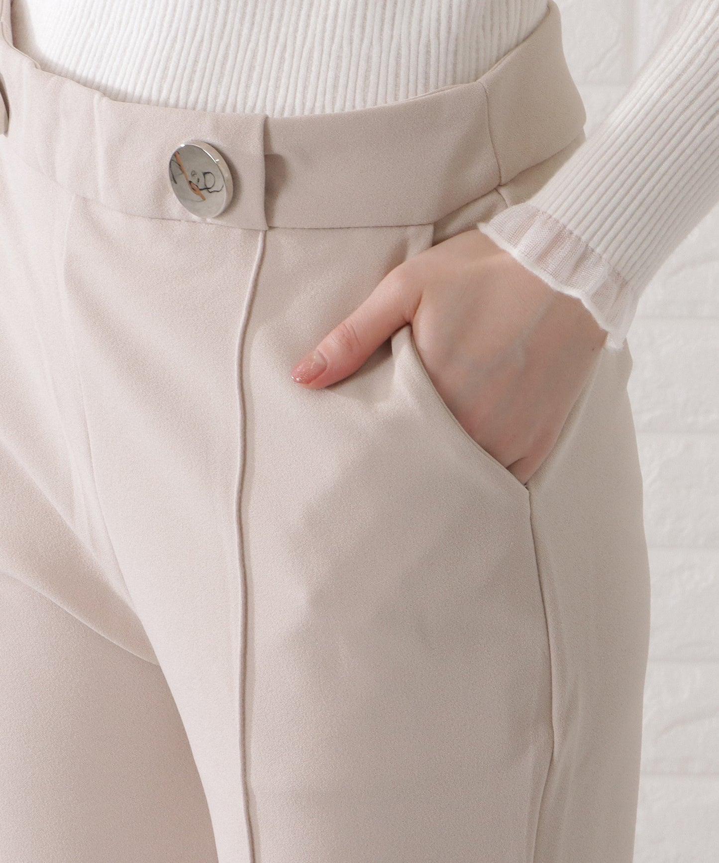 ボタン付きセンターラインフレアパンツ