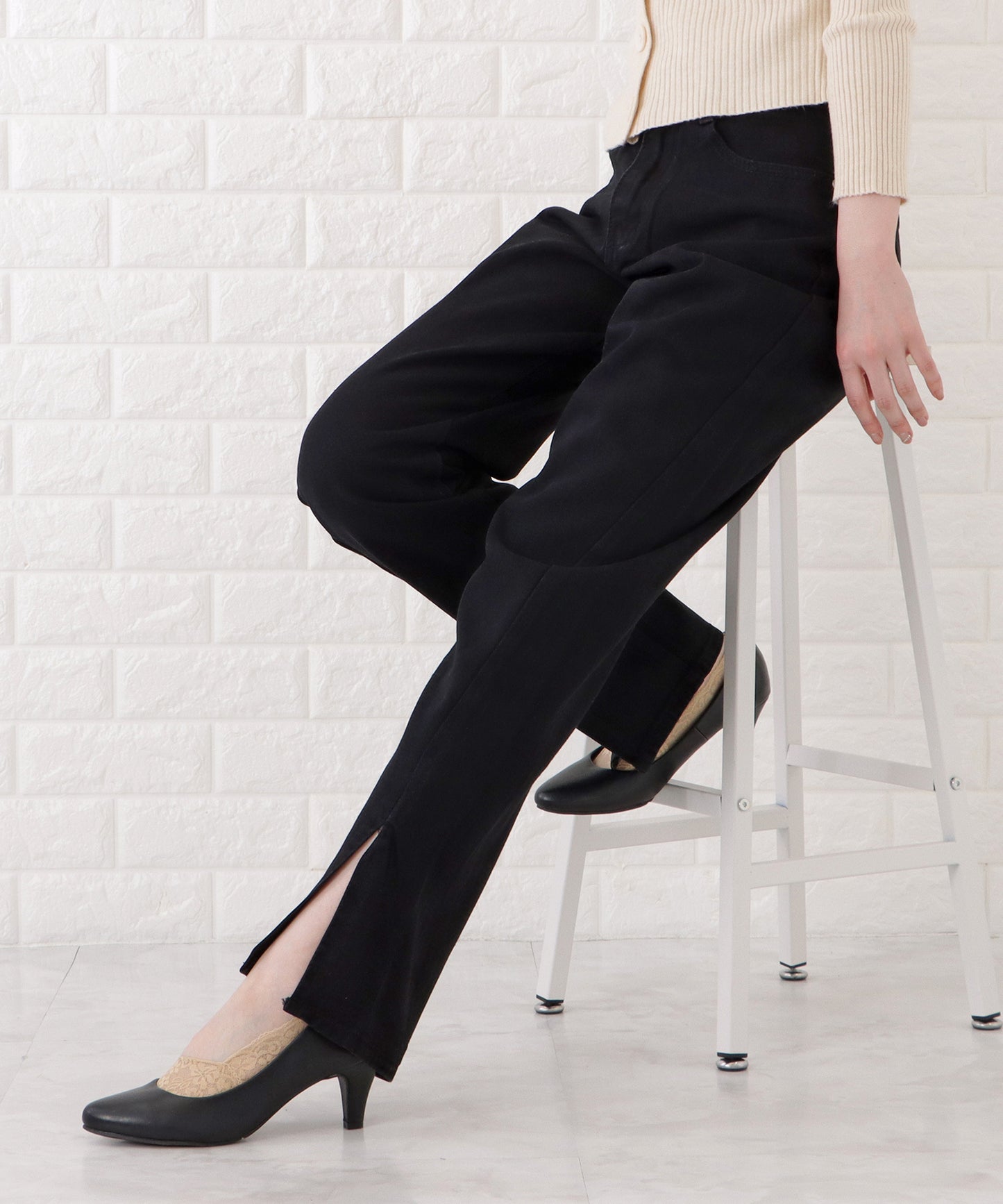 センタースリット入りストレートデニムパンツ
