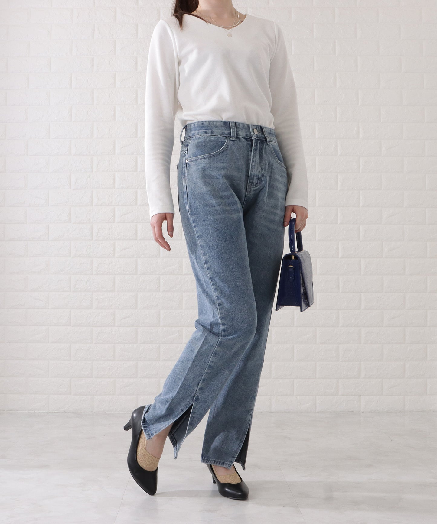 センタースリット入りストレートデニムパンツ