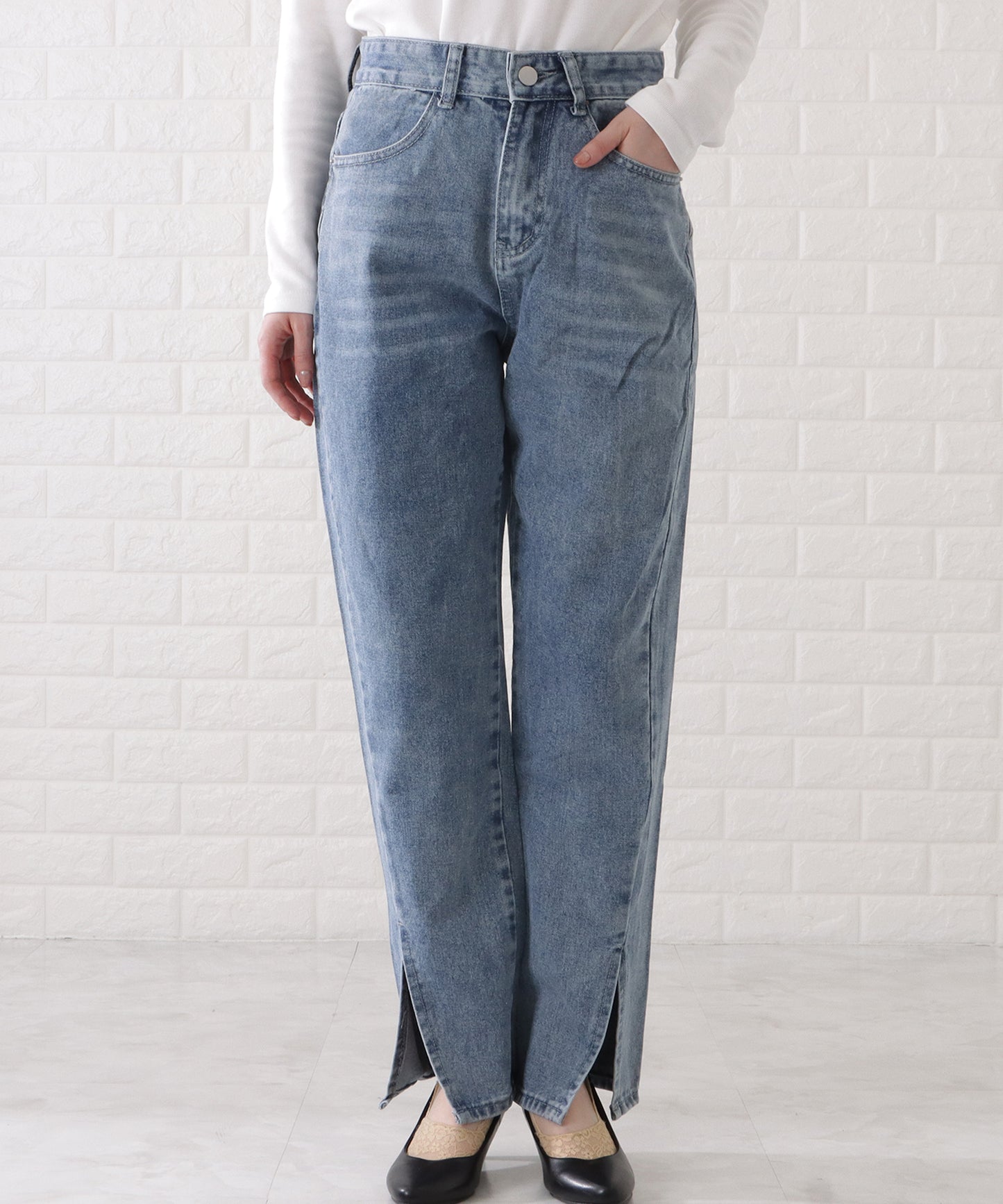 センタースリット入りストレートデニムパンツ