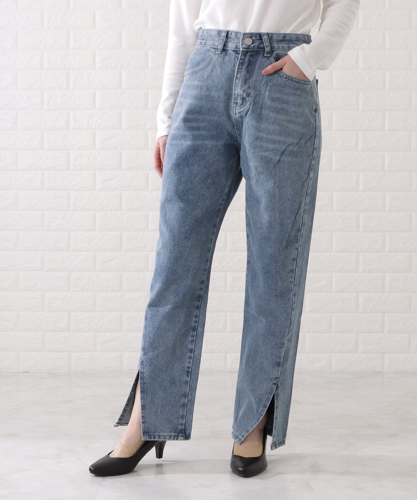 センタースリット入りストレートデニムパンツ