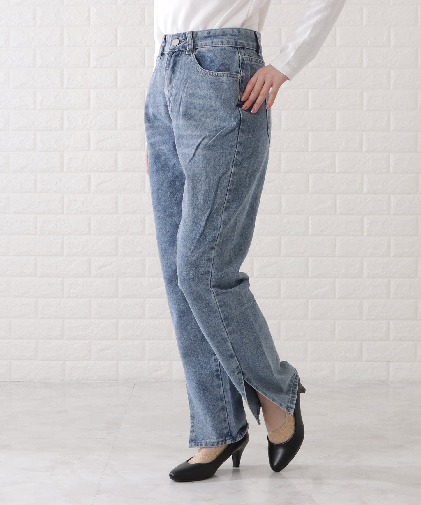 センタースリット入りストレートデニムパンツ