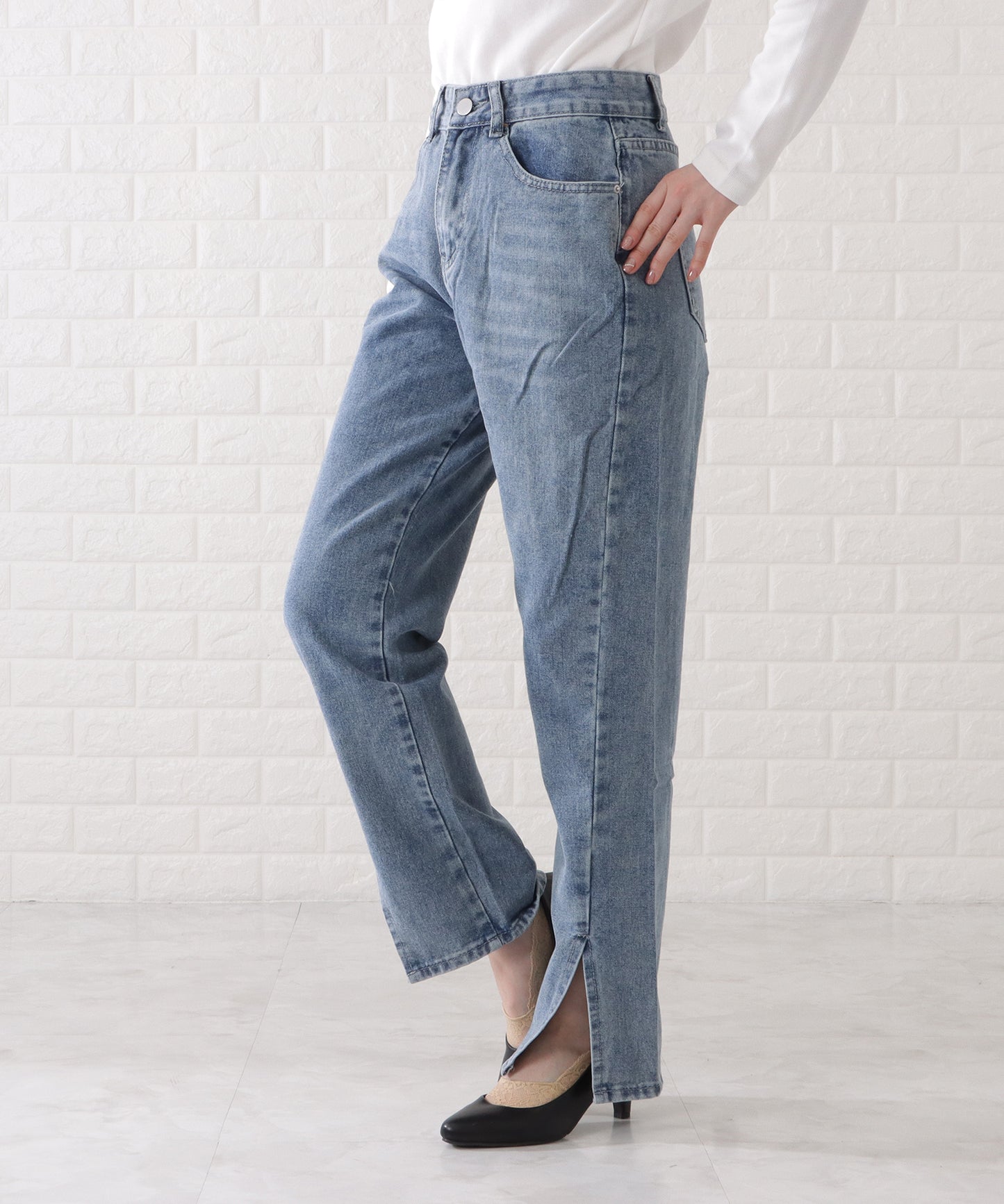 センタースリット入りストレートデニムパンツ