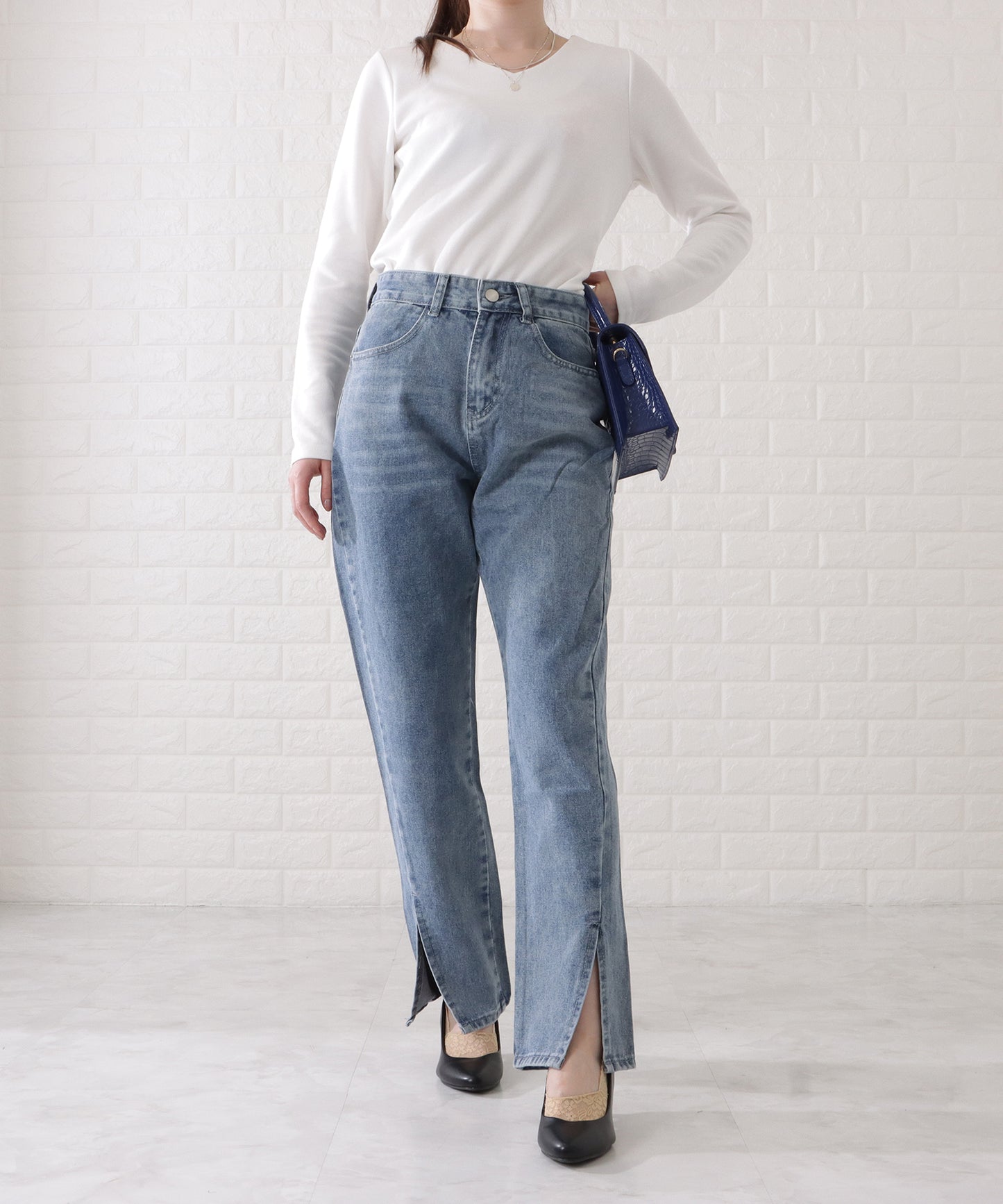センタースリット入りストレートデニムパンツ