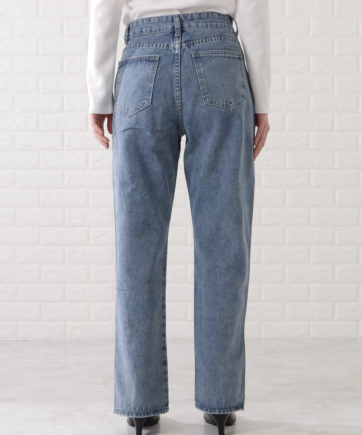センタースリット入りストレートデニムパンツ