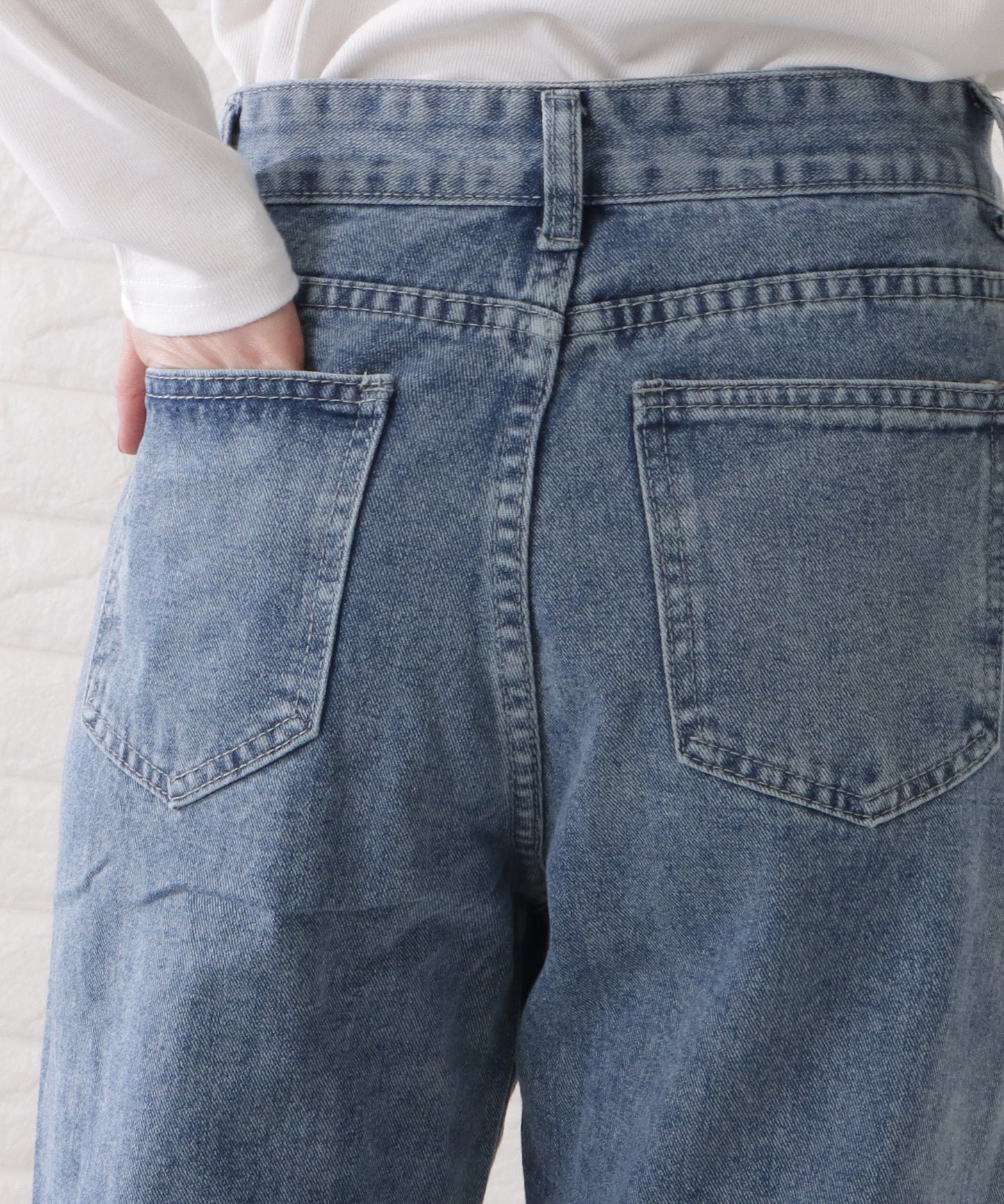 センタースリット入りストレートデニムパンツ