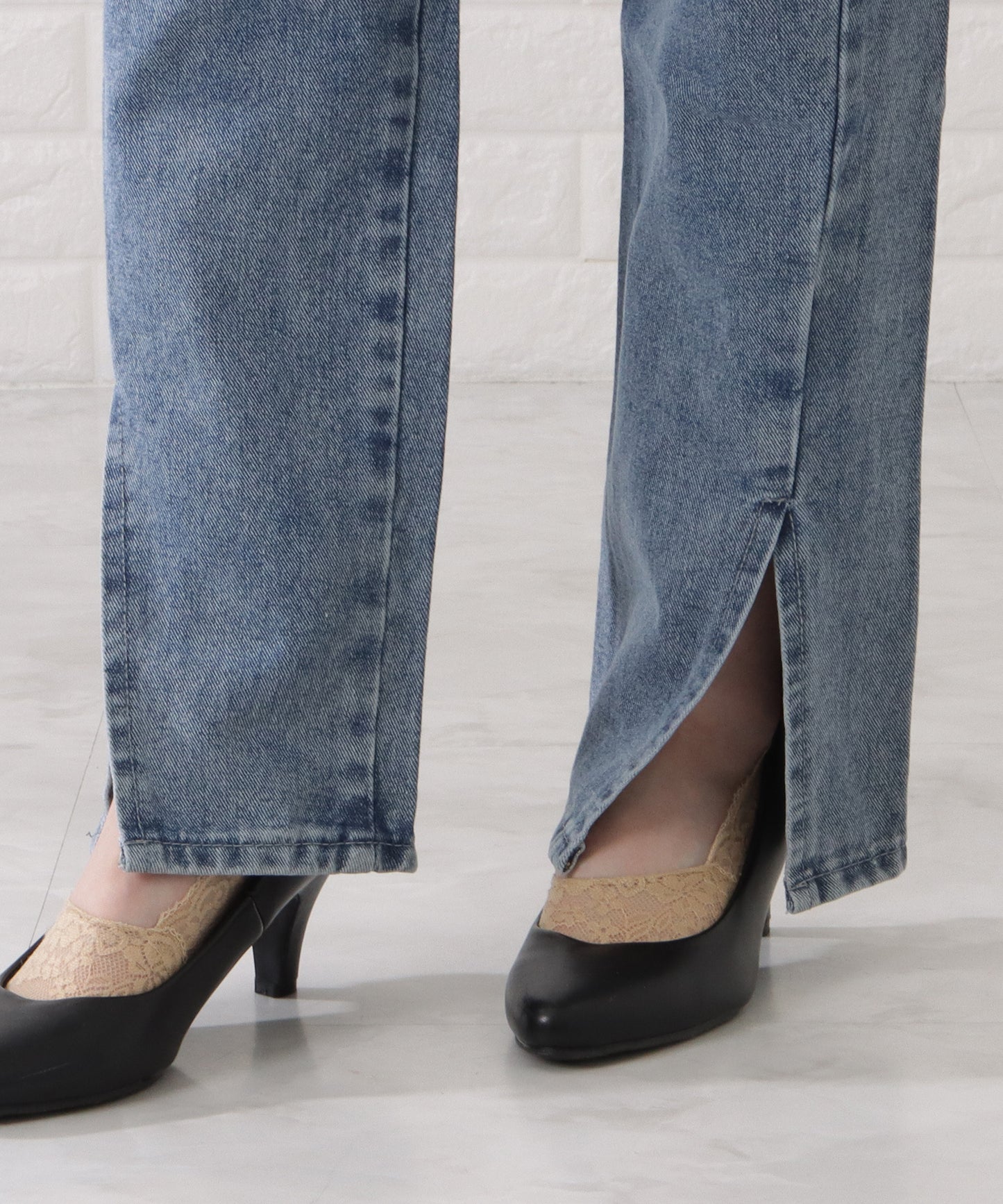 センタースリット入りストレートデニムパンツ