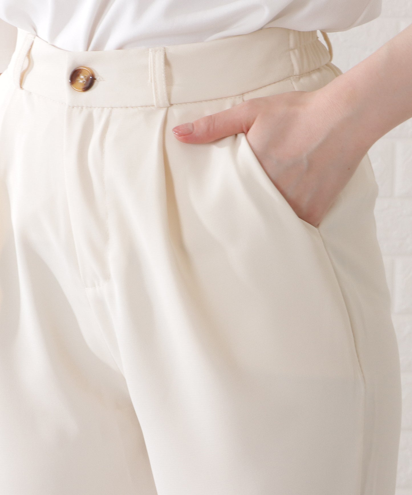 クロップド丈ハイウエストフロントタックパンツ
