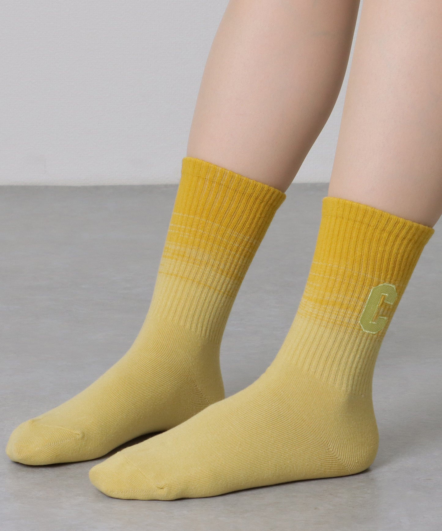 【7足セット】 アルファベット 刺繍 グラデーション カラー クルー丈 ソックス