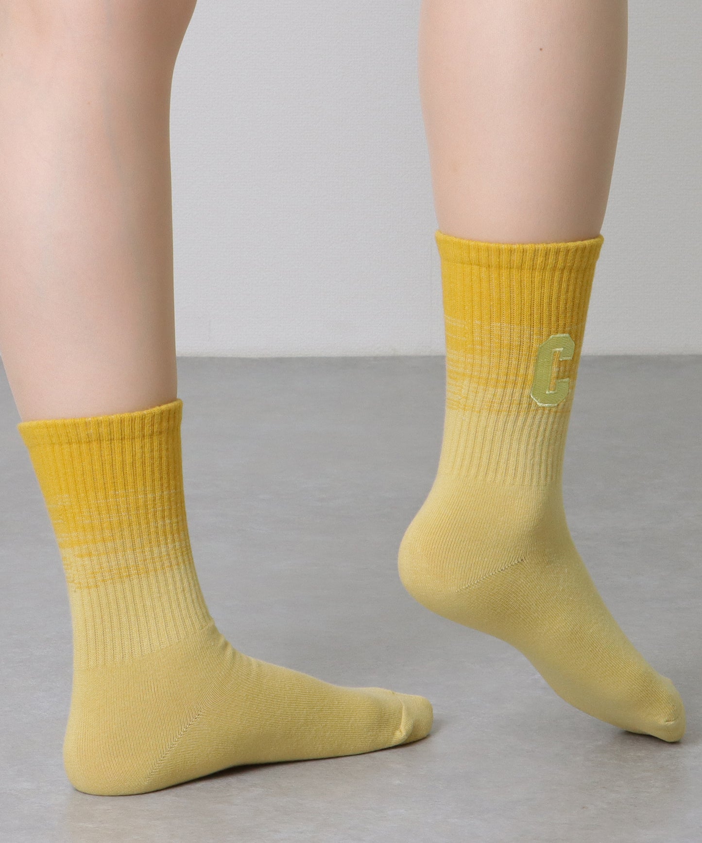【7足セット】 アルファベット 刺繍 グラデーション カラー クルー丈 ソックス