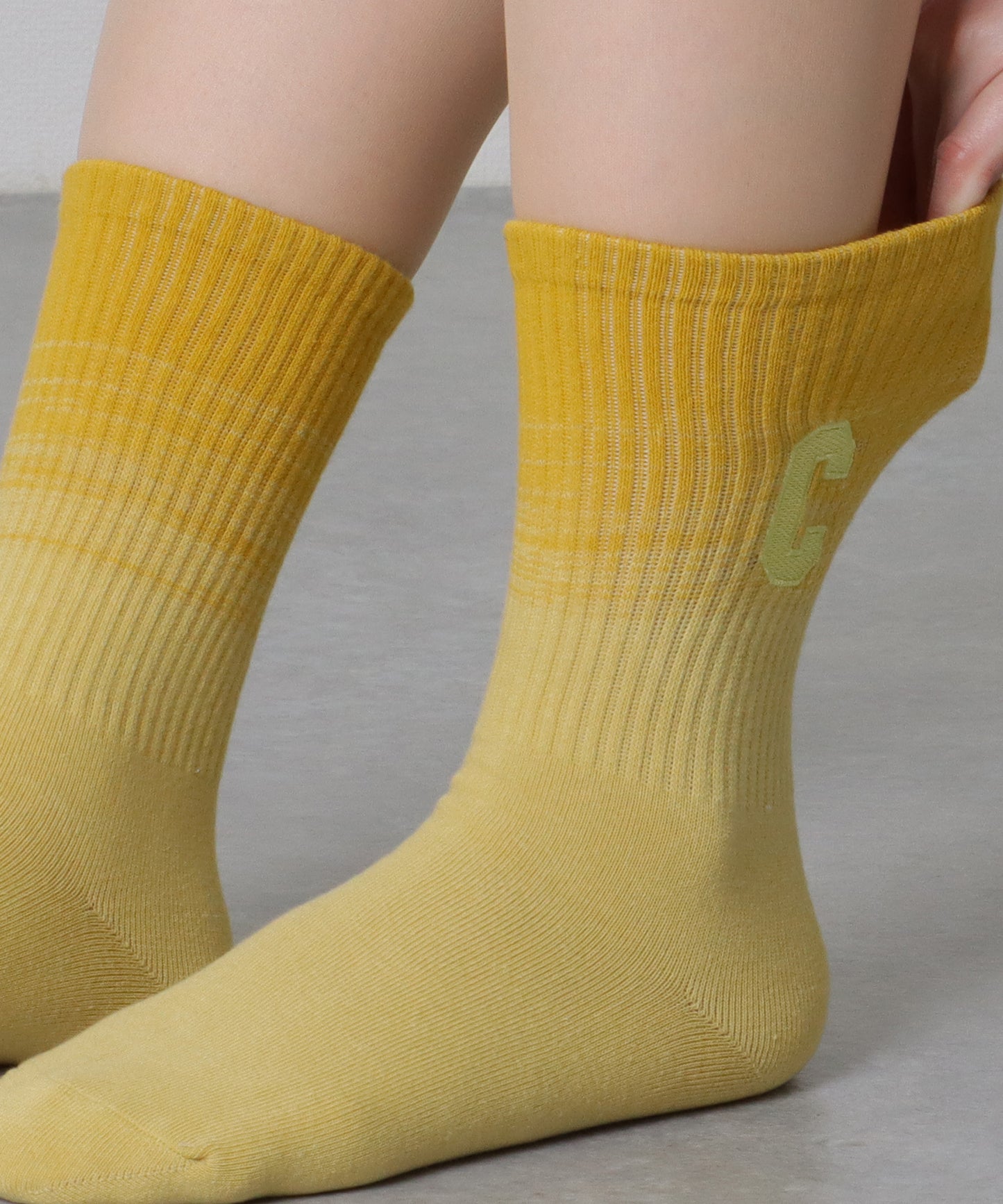 【7足セット】 アルファベット 刺繍 グラデーション カラー クルー丈 ソックス
