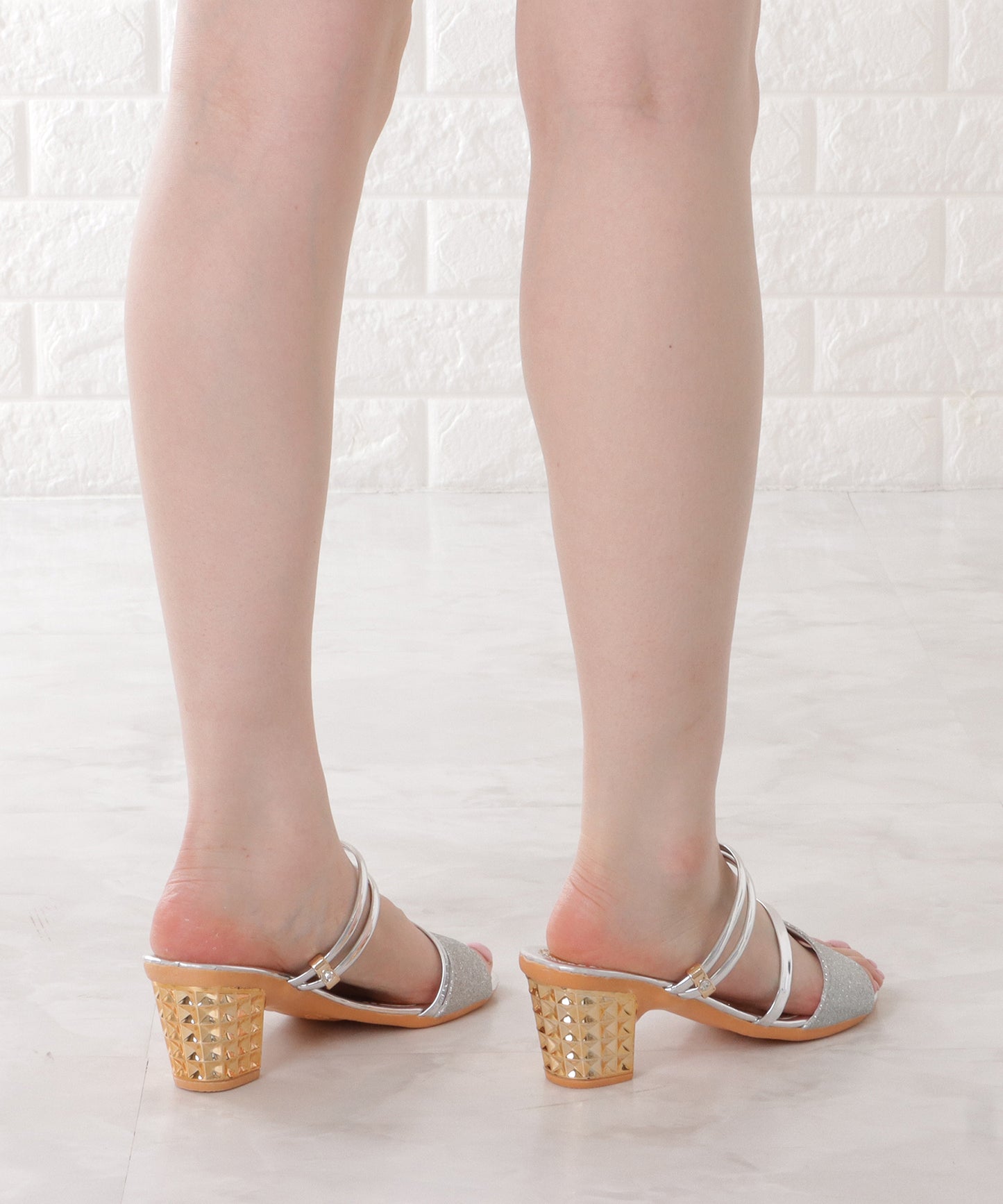 スタッズヒールストラップサンダル