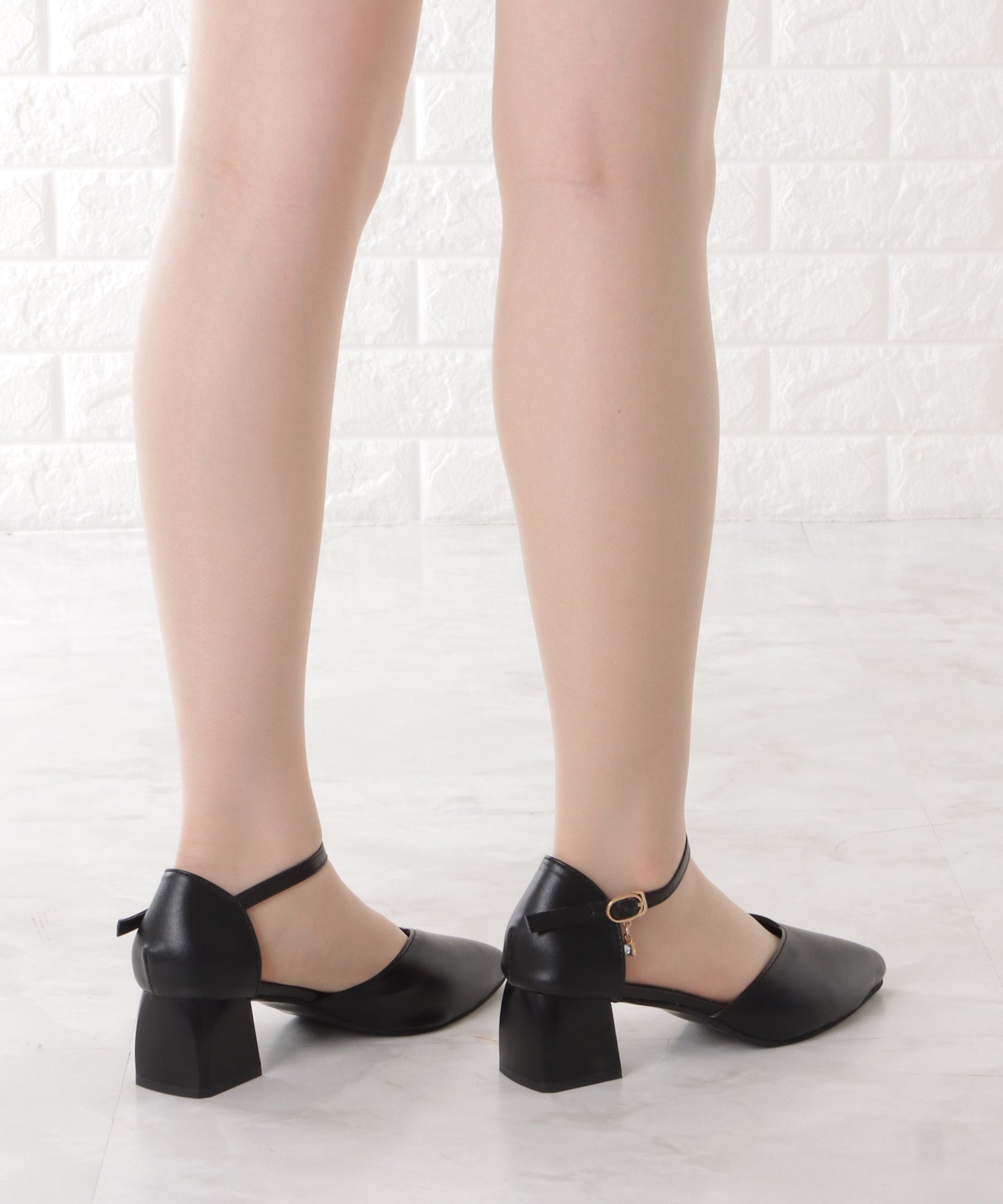 ポインテッドアンクルストラップサンダル