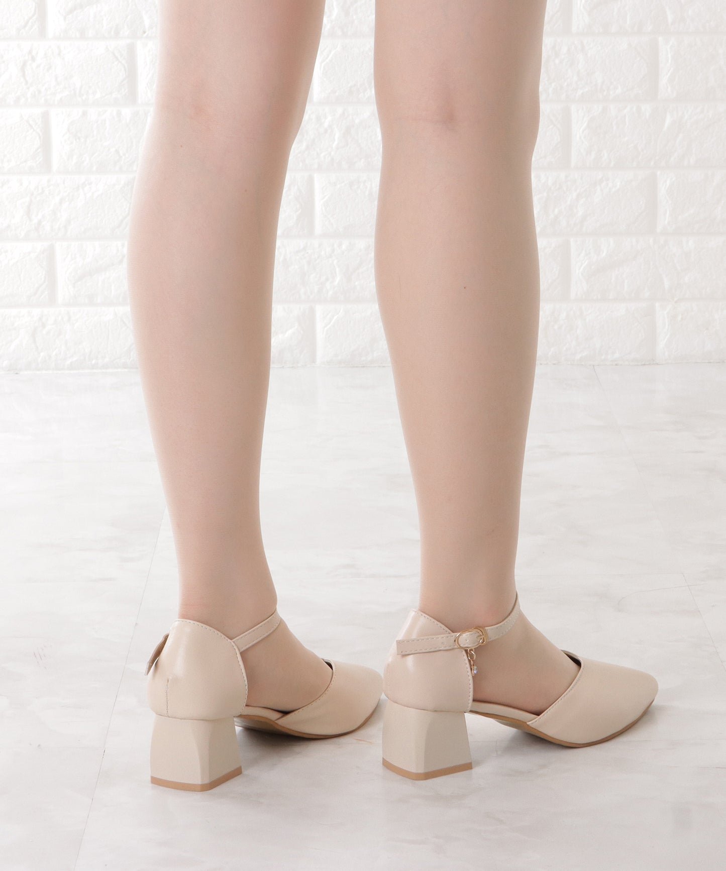 ポインテッドアンクルストラップサンダル