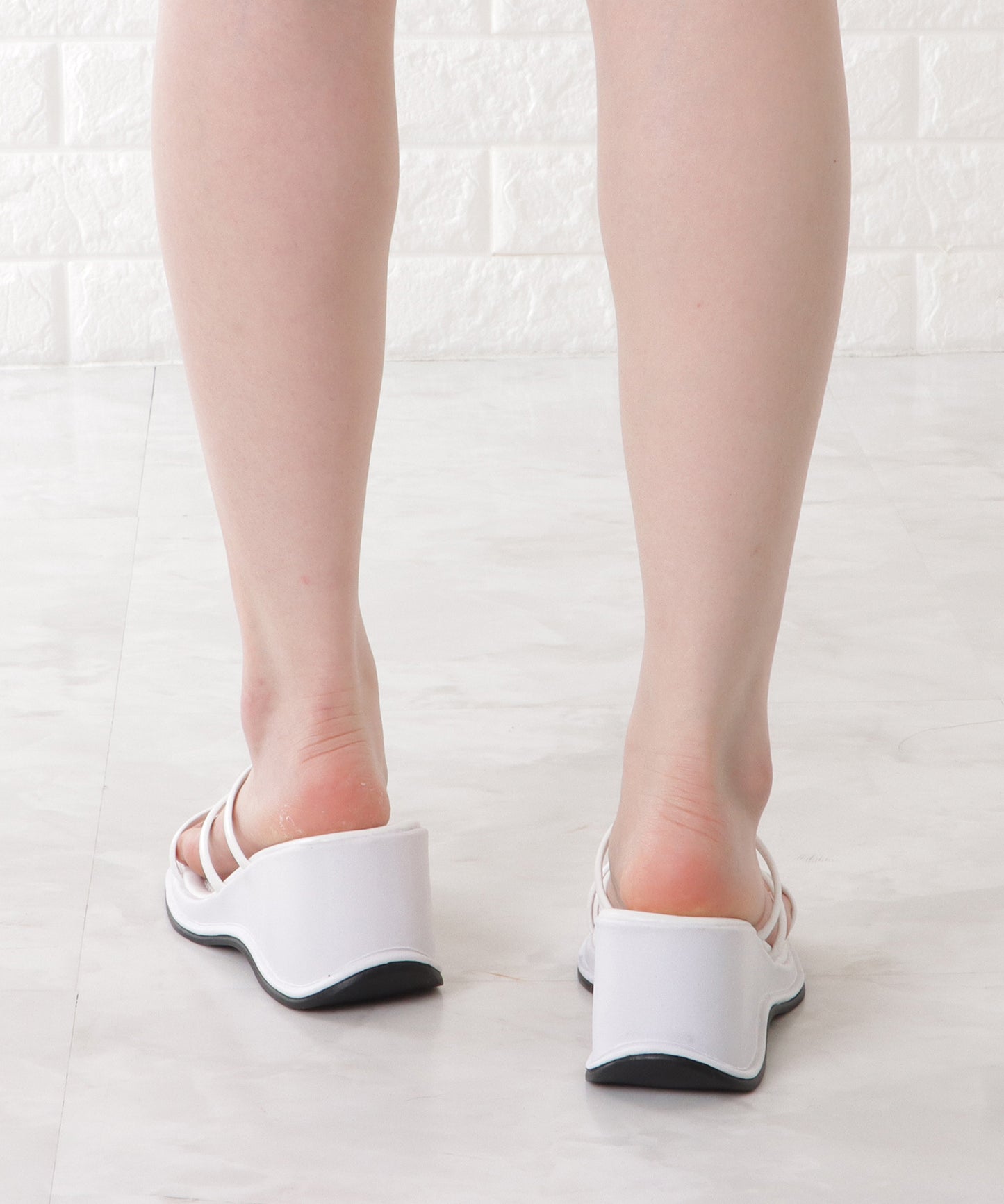 クロスストラップトングサンダル