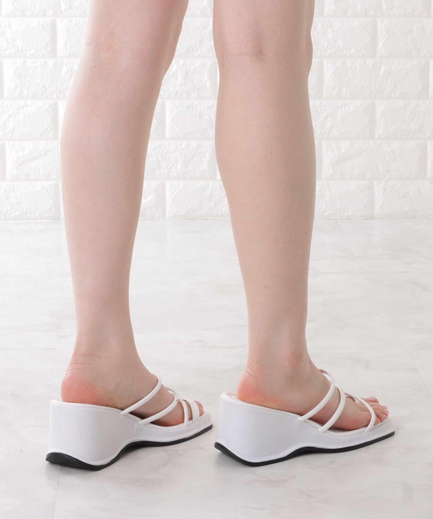 クロスストラップトングサンダル