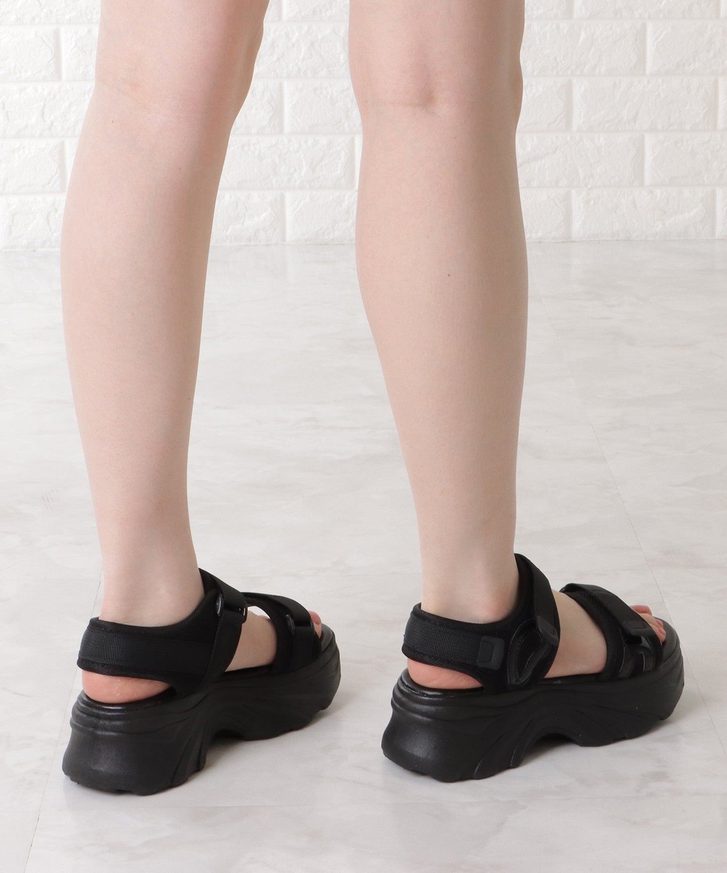 スニーカ風厚底ボリュームストラップサンダル