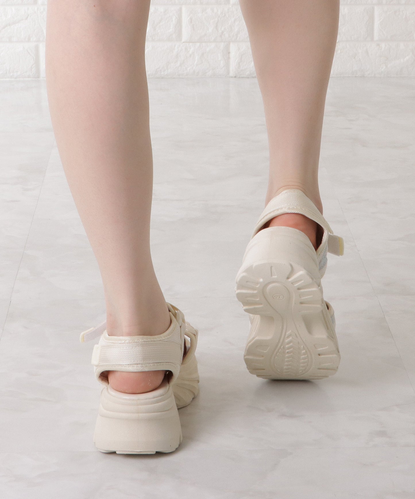 スニーカ風厚底ボリュームストラップサンダル