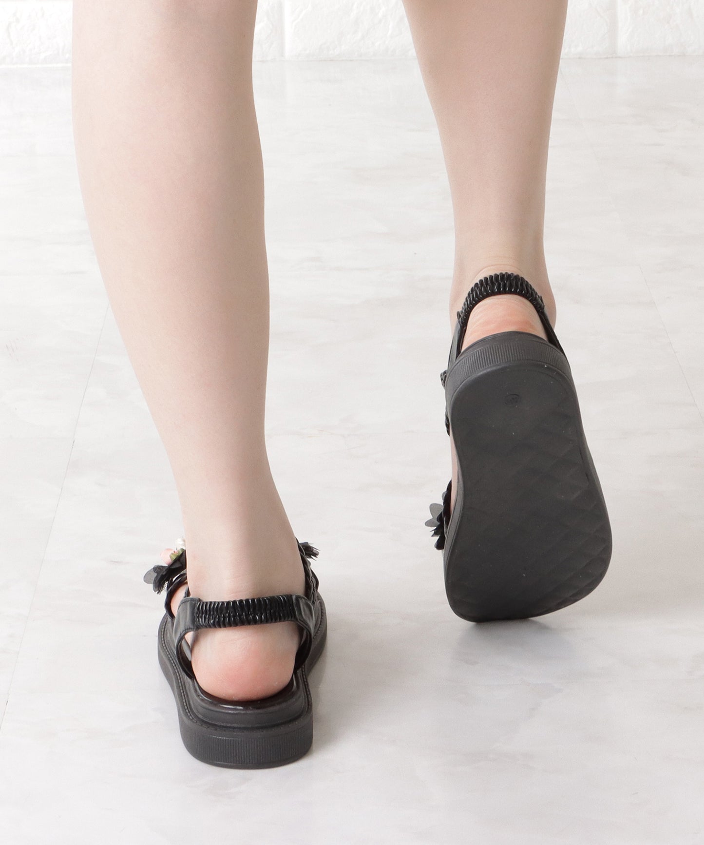 花モチーフ付き編みストラップサンダル