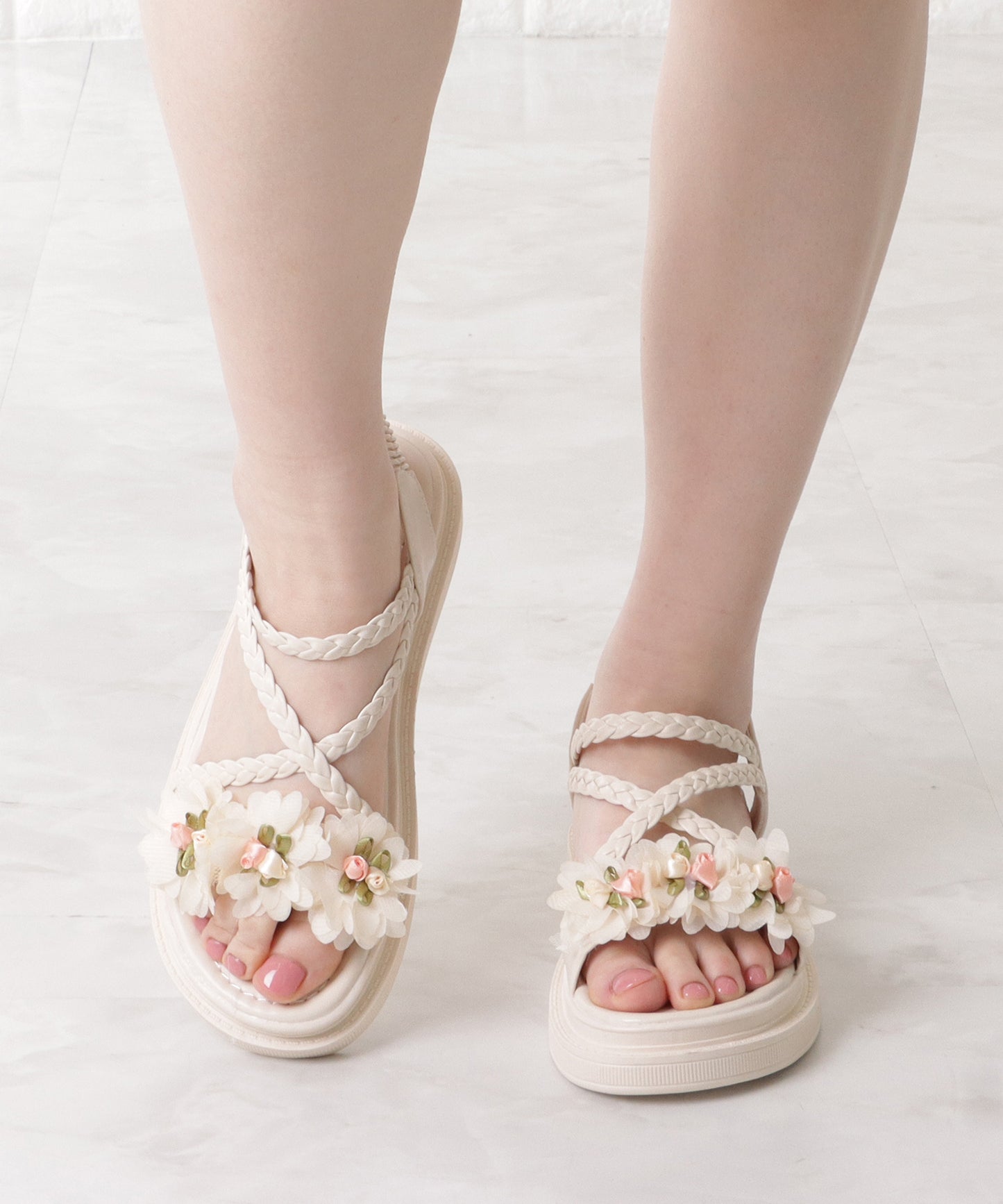 花モチーフ付き編みストラップサンダル