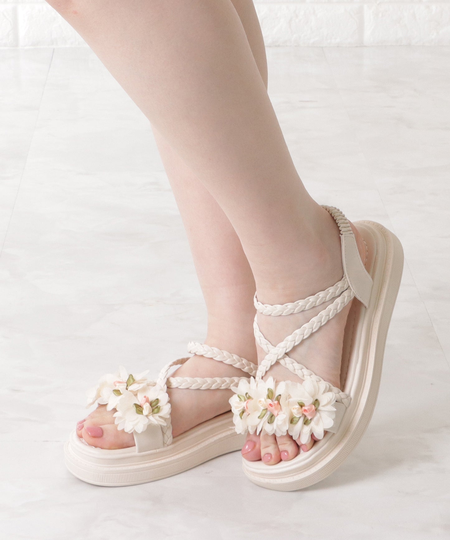 花モチーフ付き編みストラップサンダル