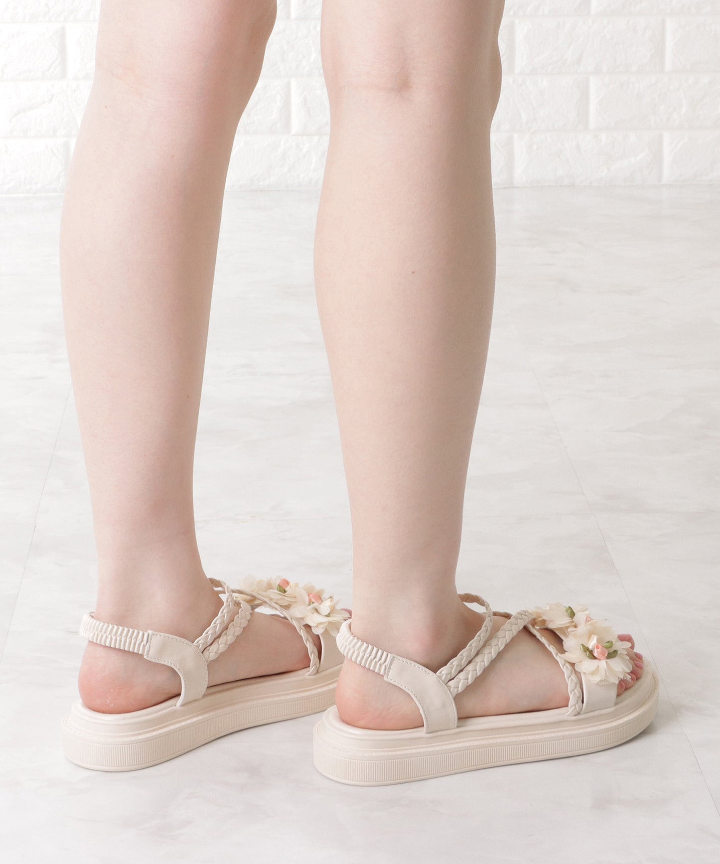 花モチーフ付き編みストラップサンダル