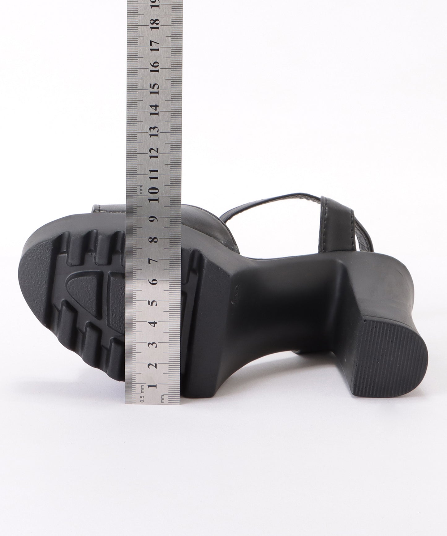 チャーム付きオープンストラップサンダル