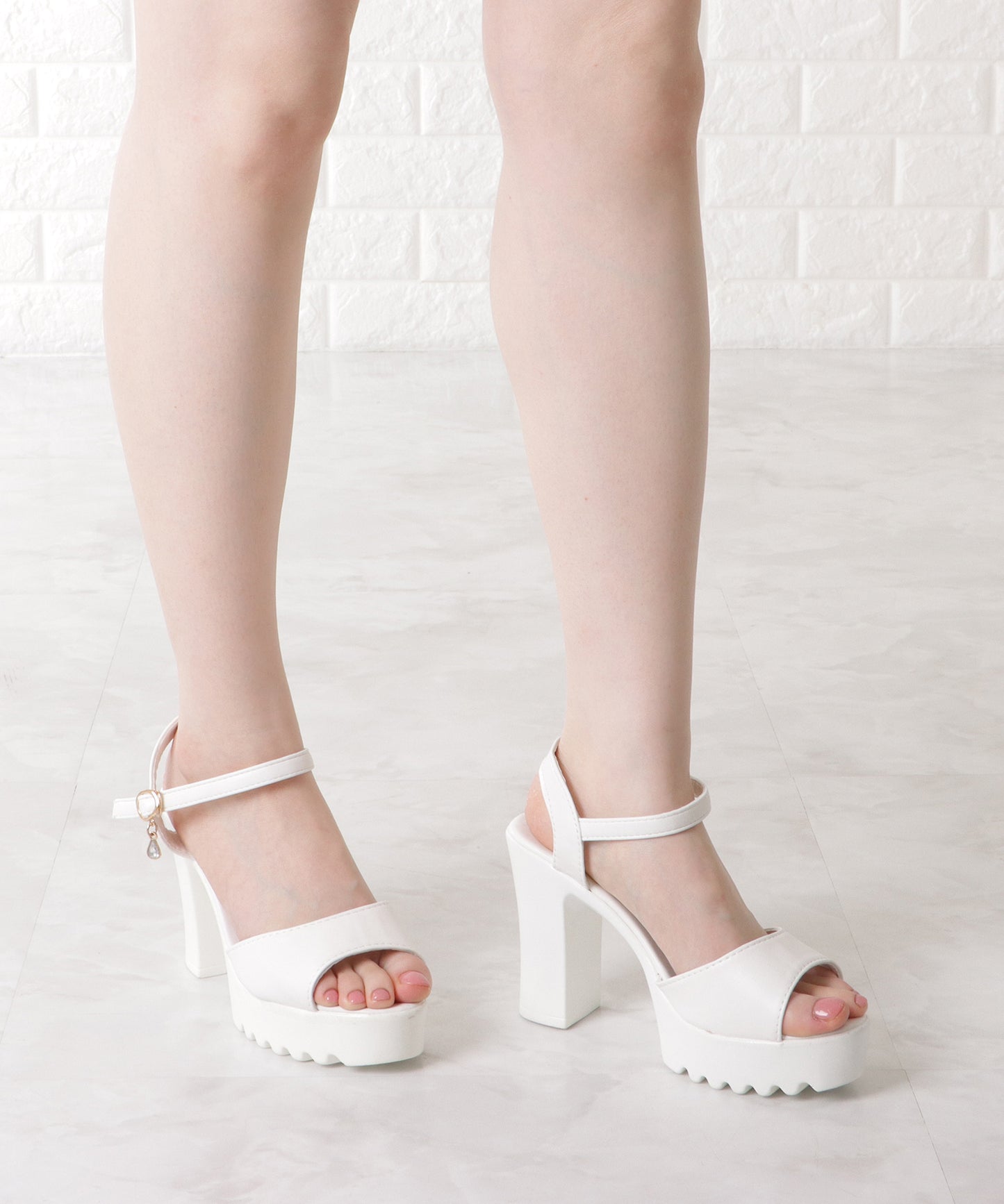 チャーム付きオープンストラップサンダル