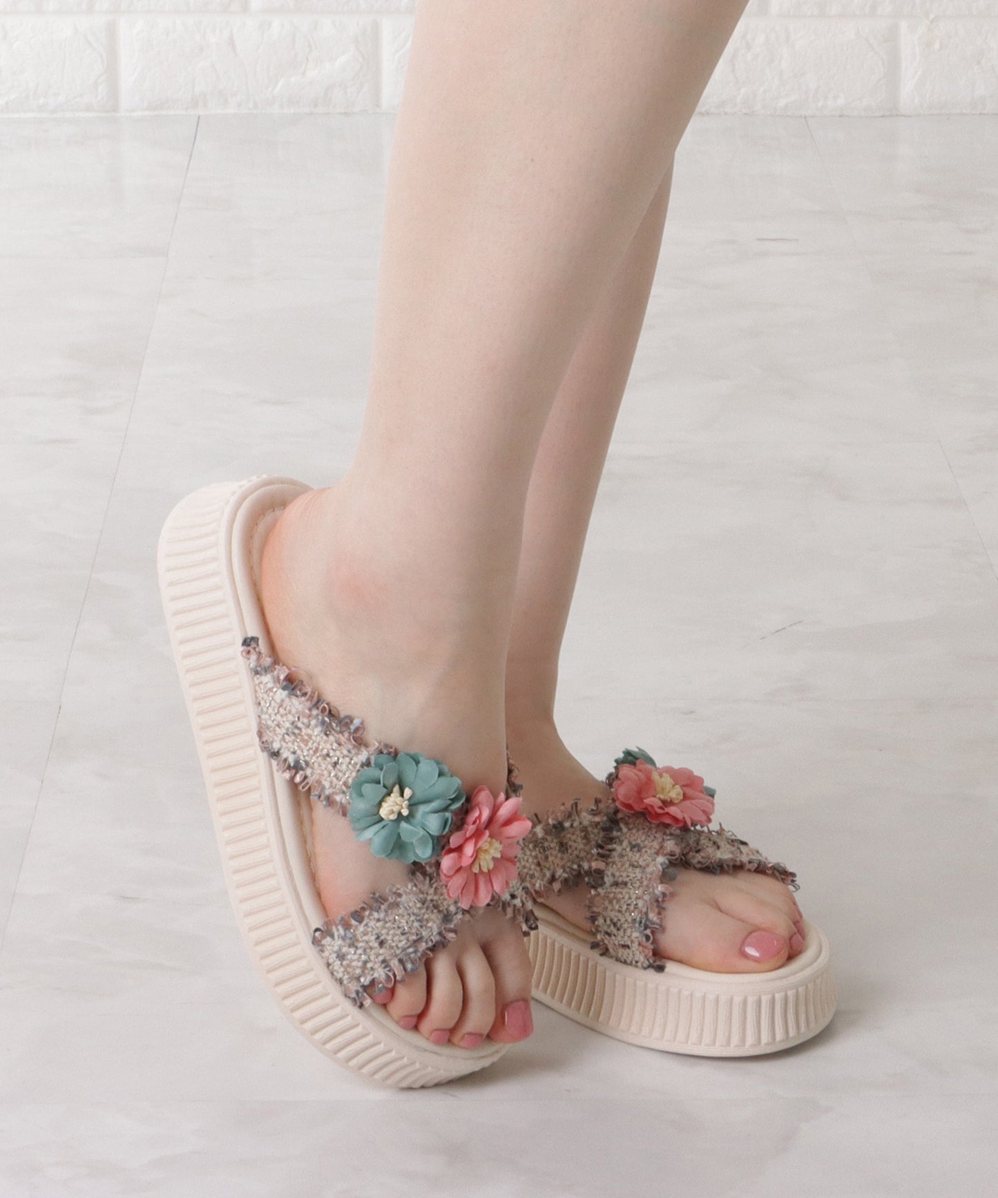 フラワー付きフリンジクロスサンダル