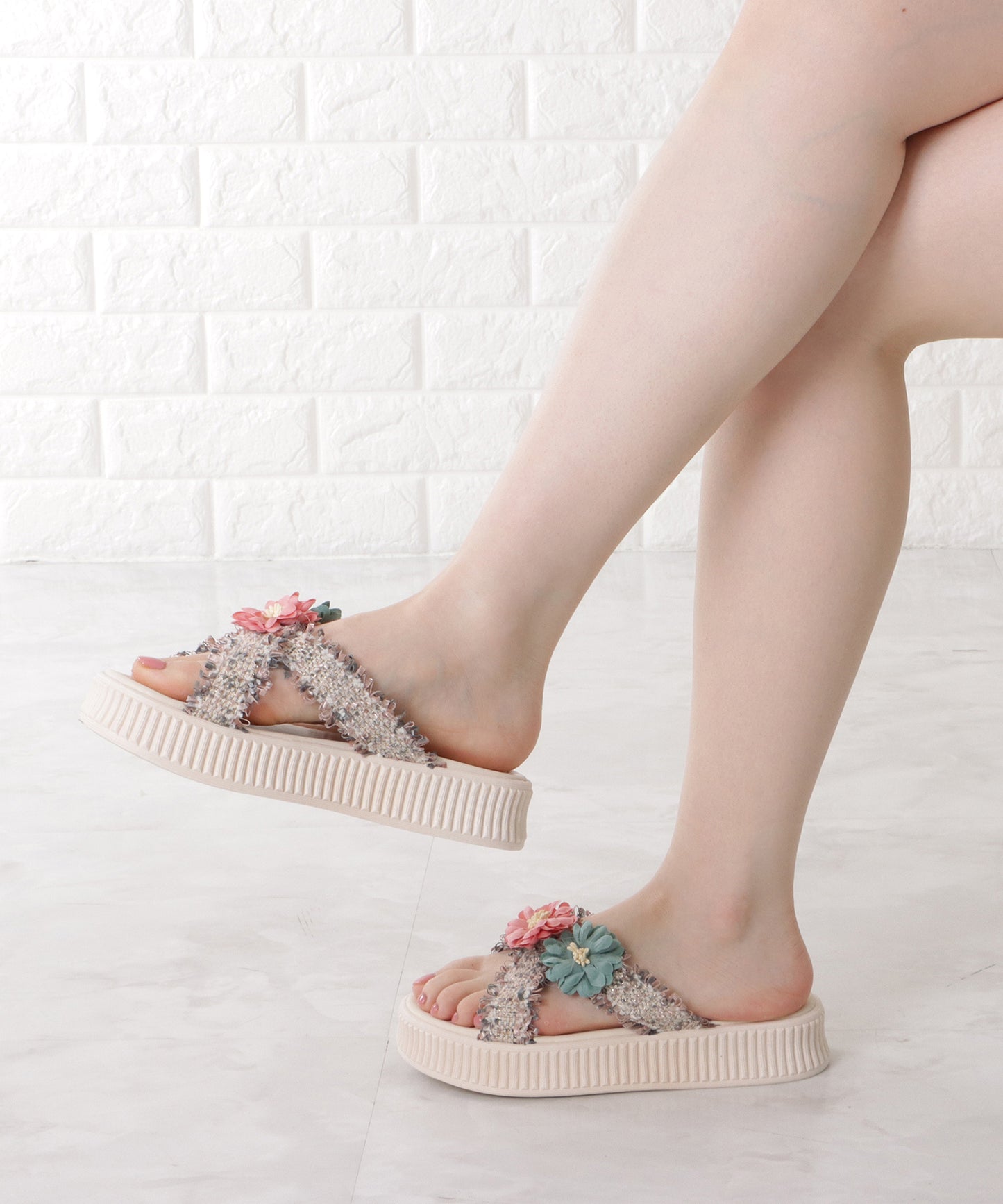 フラワー付きフリンジクロスサンダル