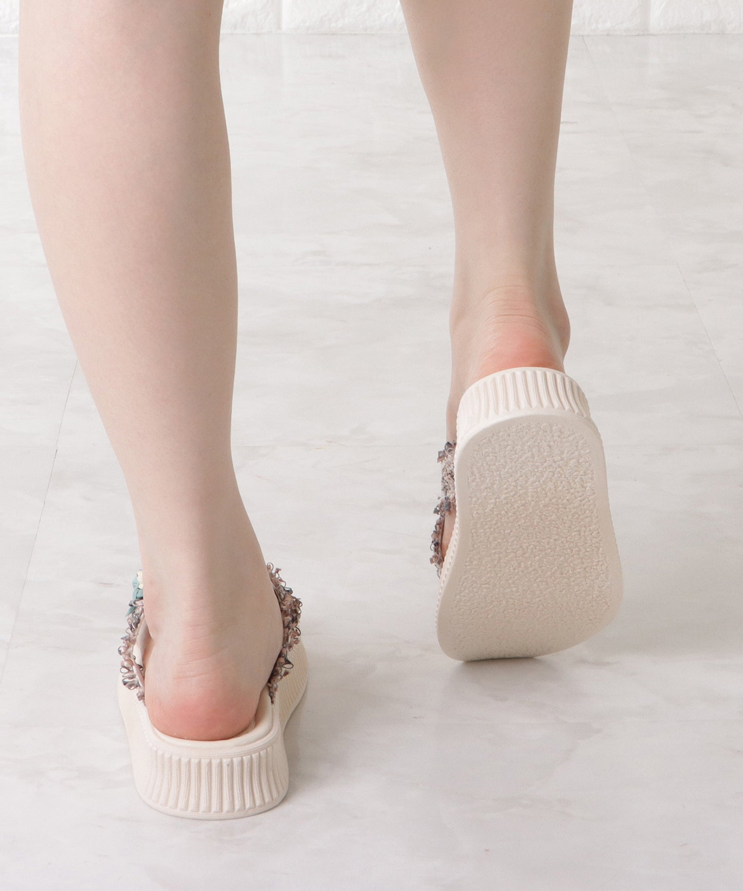 フラワー付きフリンジクロスサンダル