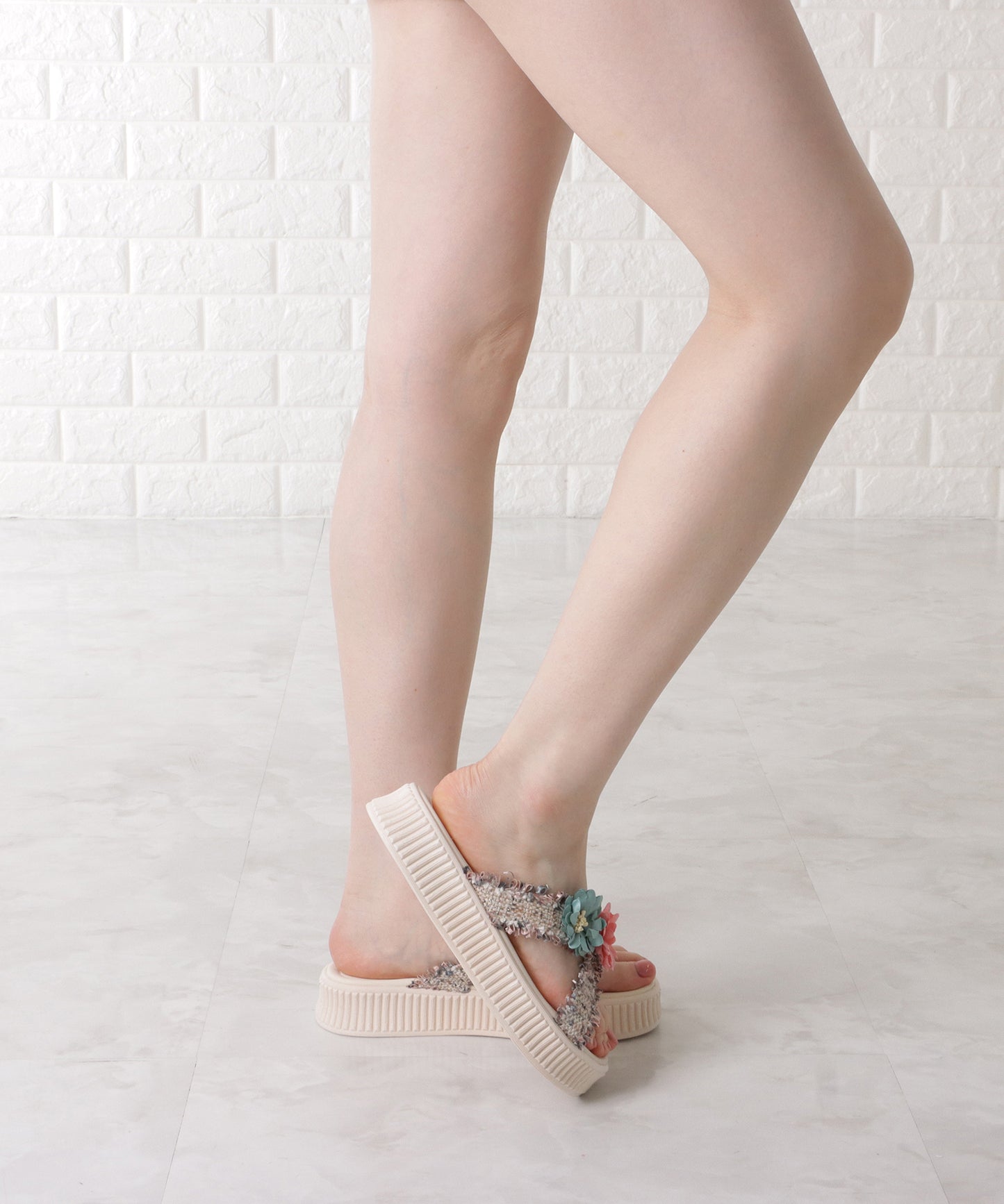 フラワー付きフリンジクロスサンダル