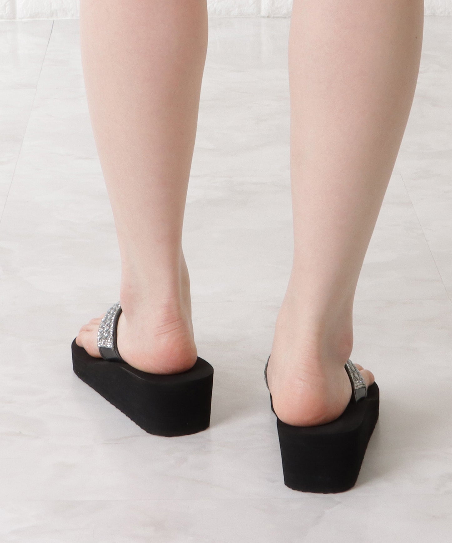 ビジュー付き厚底ヒールトングサンダル