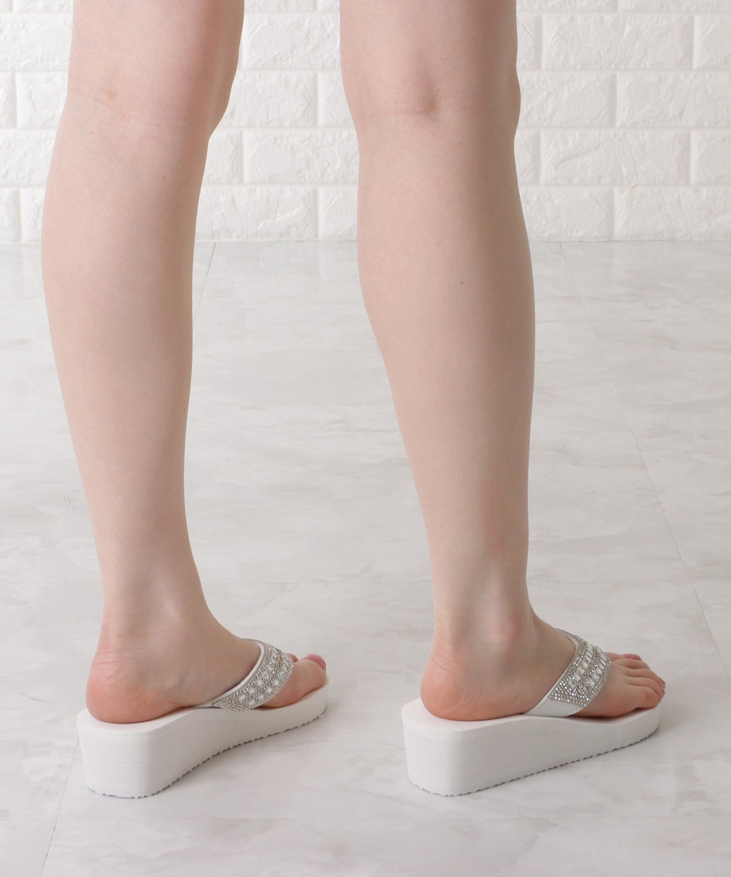 ビジュー付き厚底ヒールトングサンダル