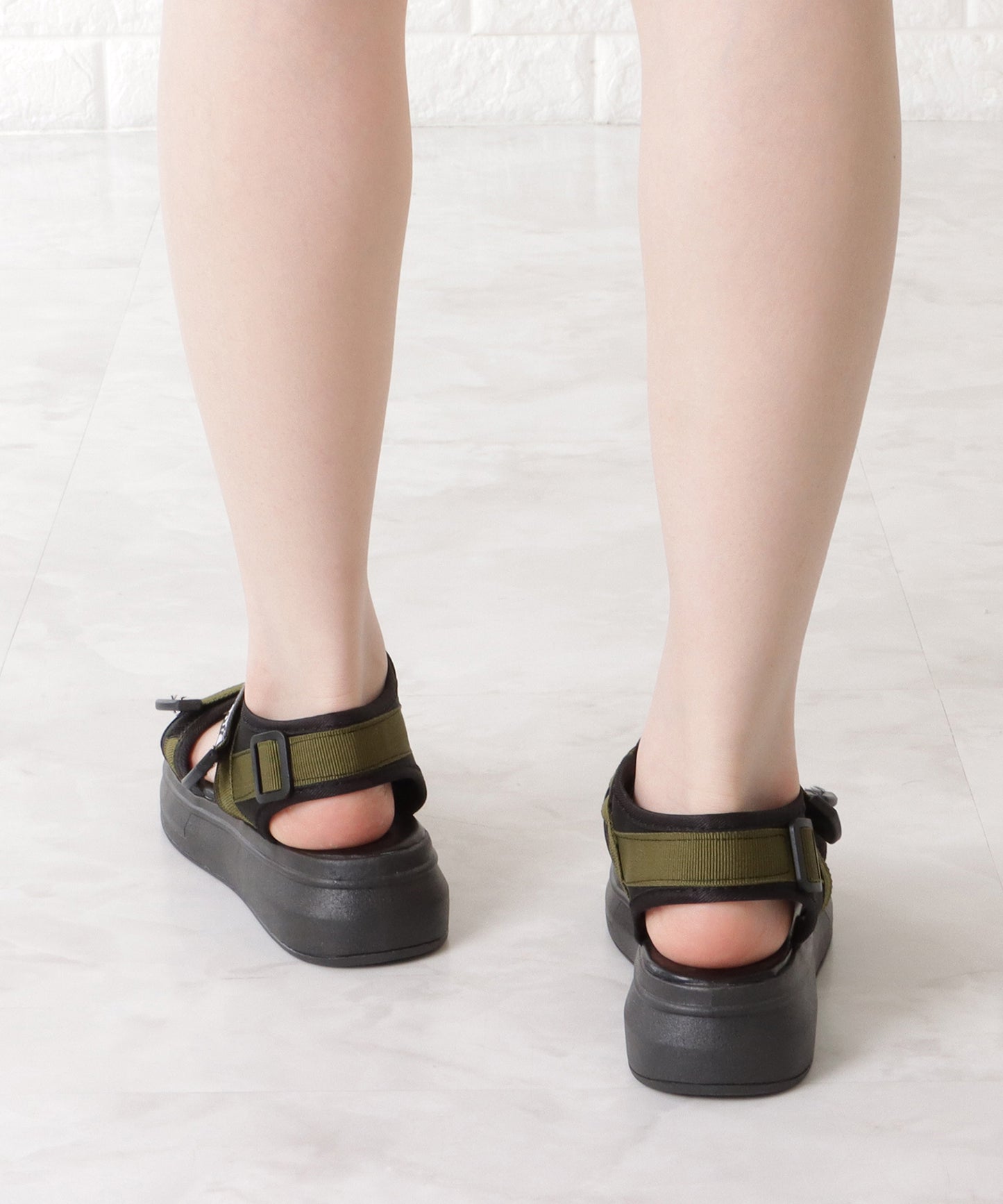 ロゴテープ付きボリュームスポーツサンダル